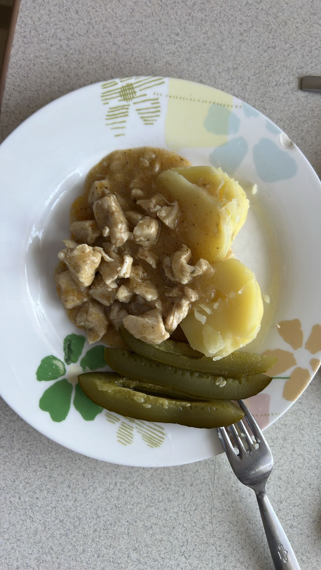 kurczak z ziemniakami i ogórkiem