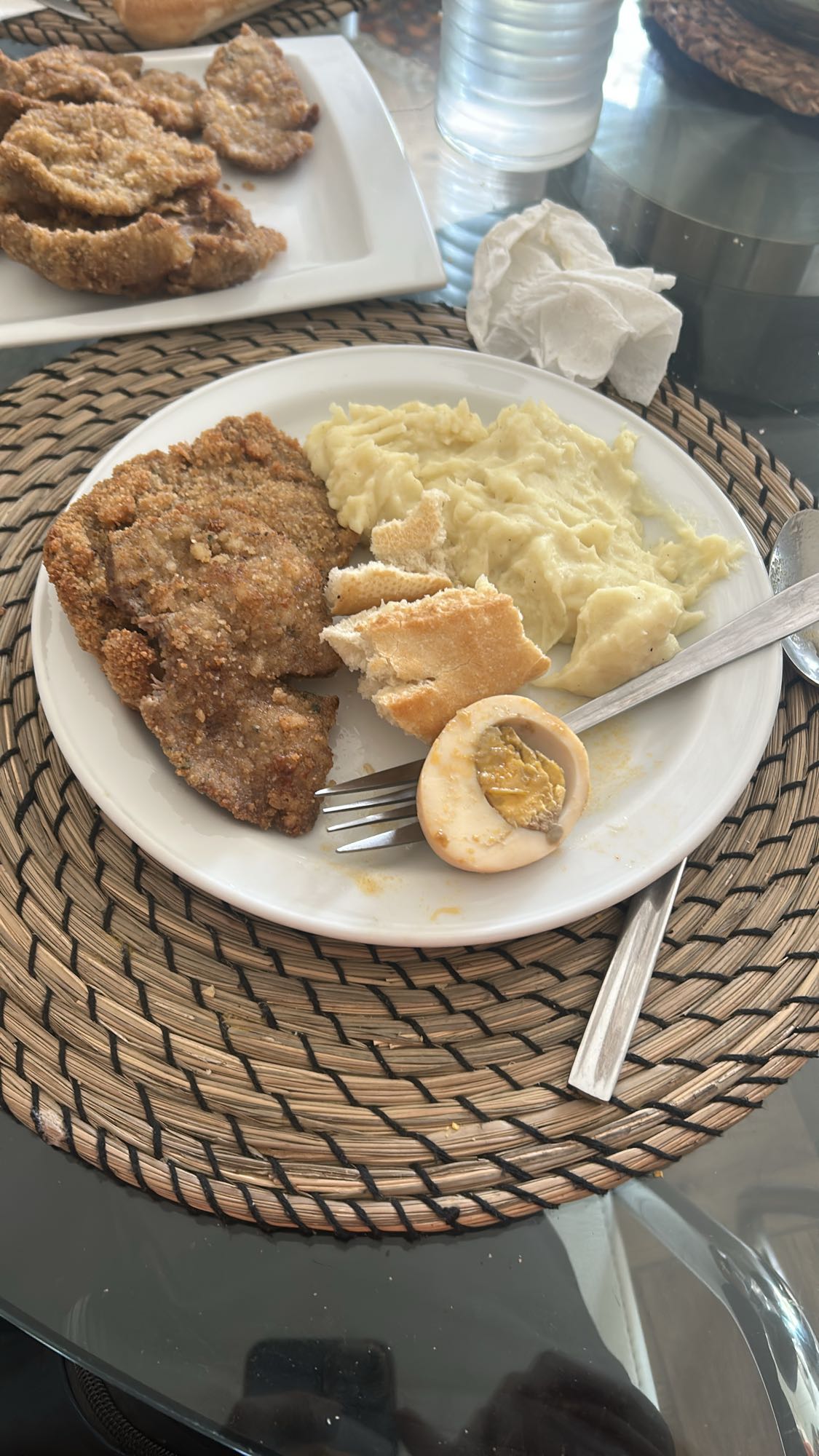 Milanesa con puré y huevo