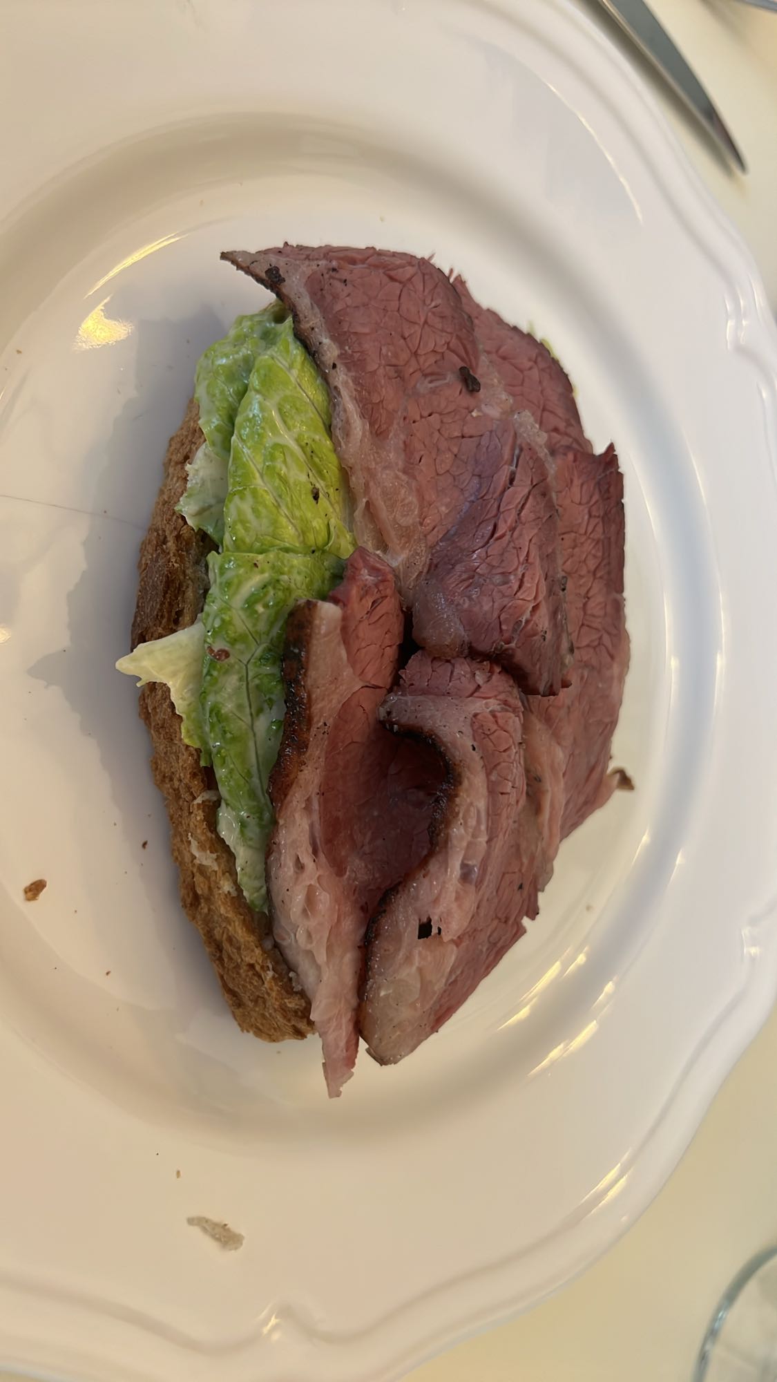 Sandviș cu vită și salată