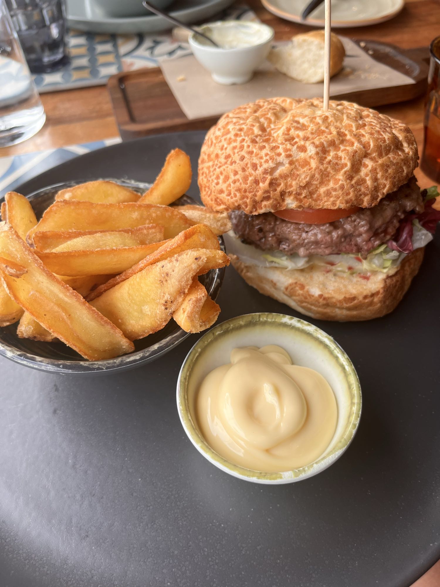 бургер с картофелем фри