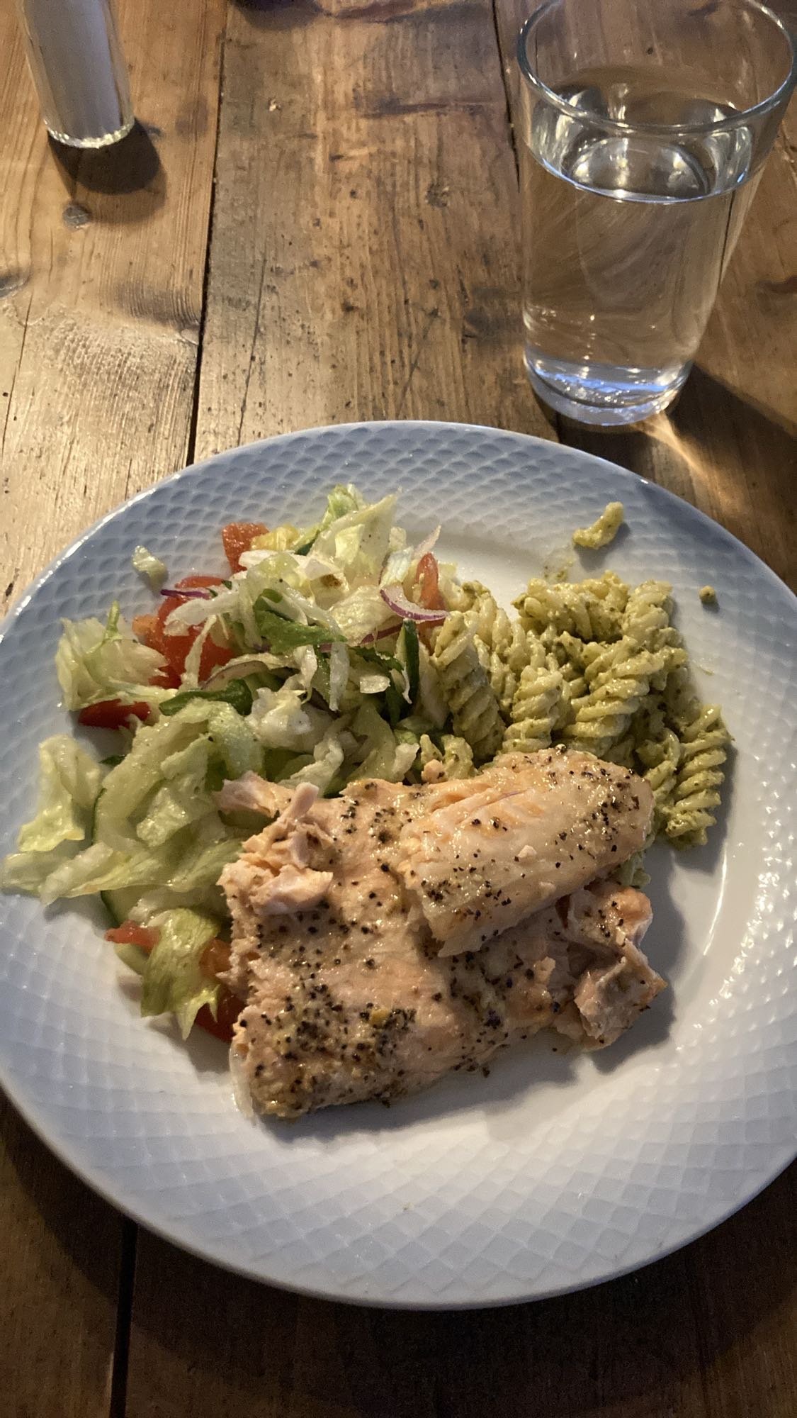 Lax med pesto pasta och sallad