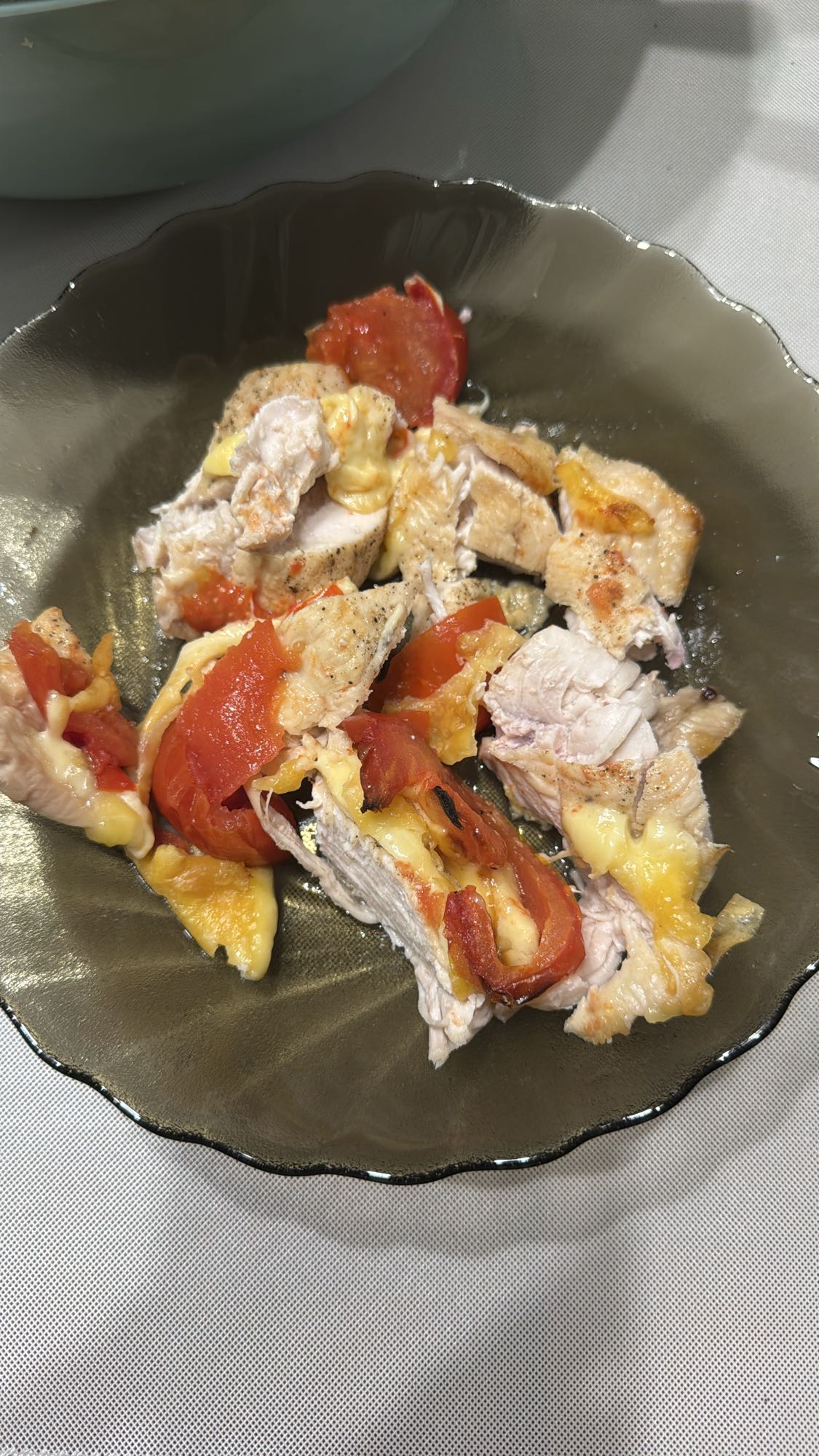 Курица с помидорами и сыром