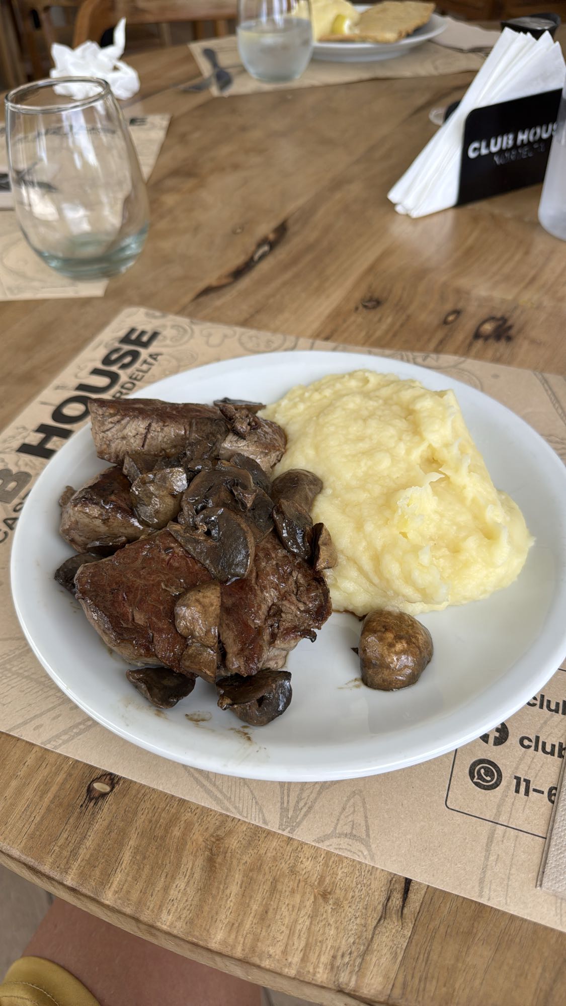 Carne con puré y champiñones