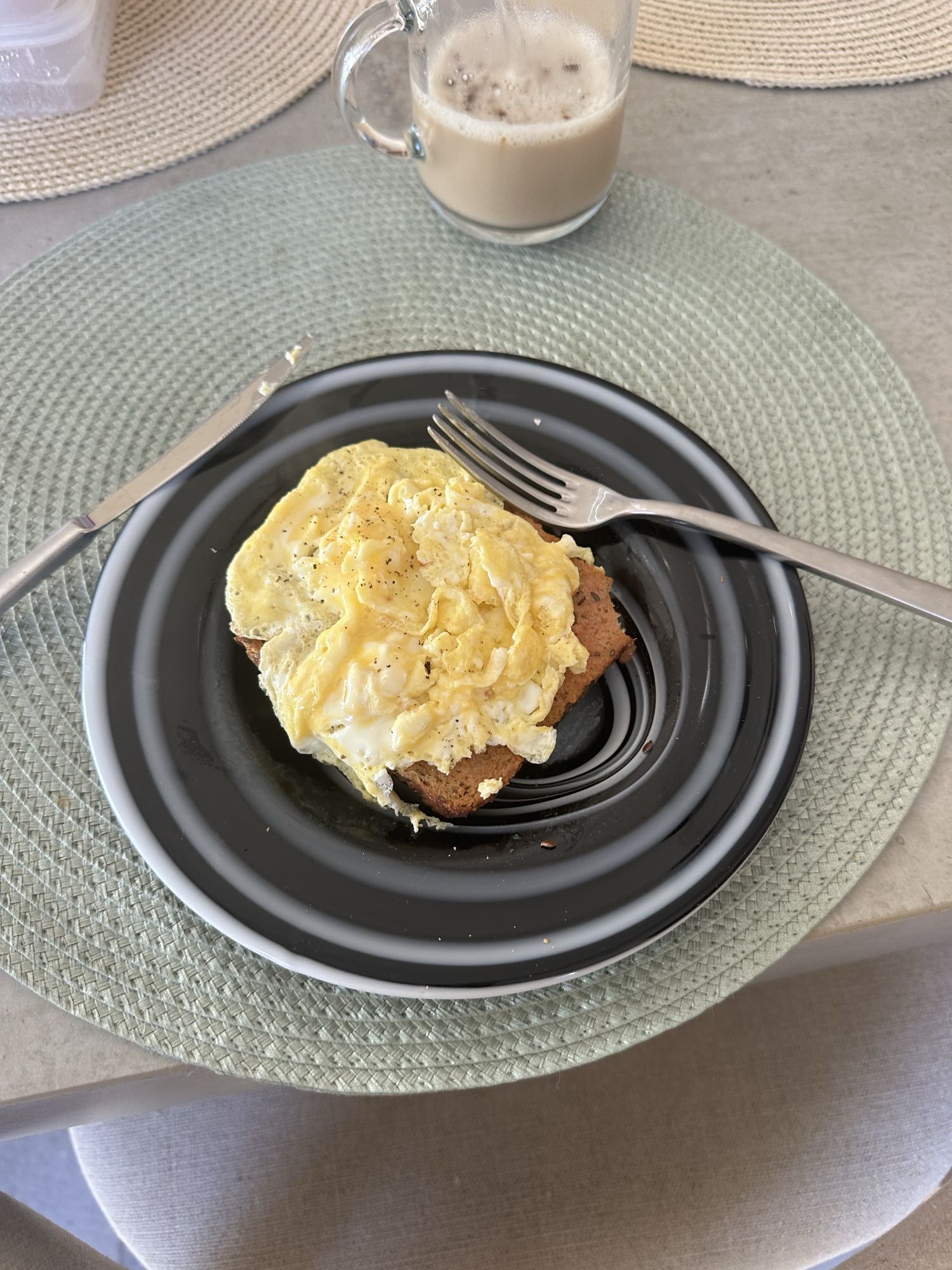 Tostada con huevo y café