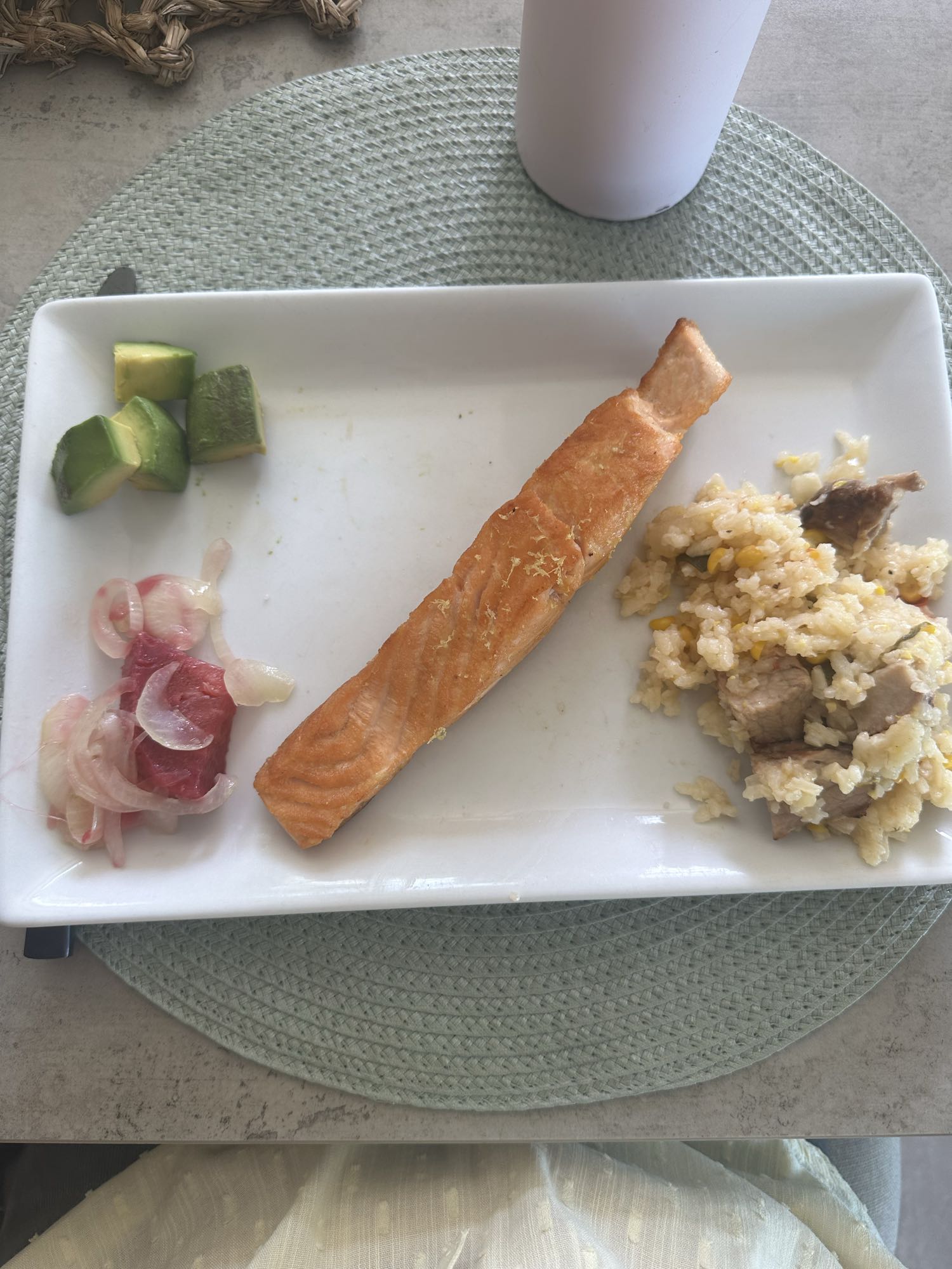 Salmón con arroz y aguacate