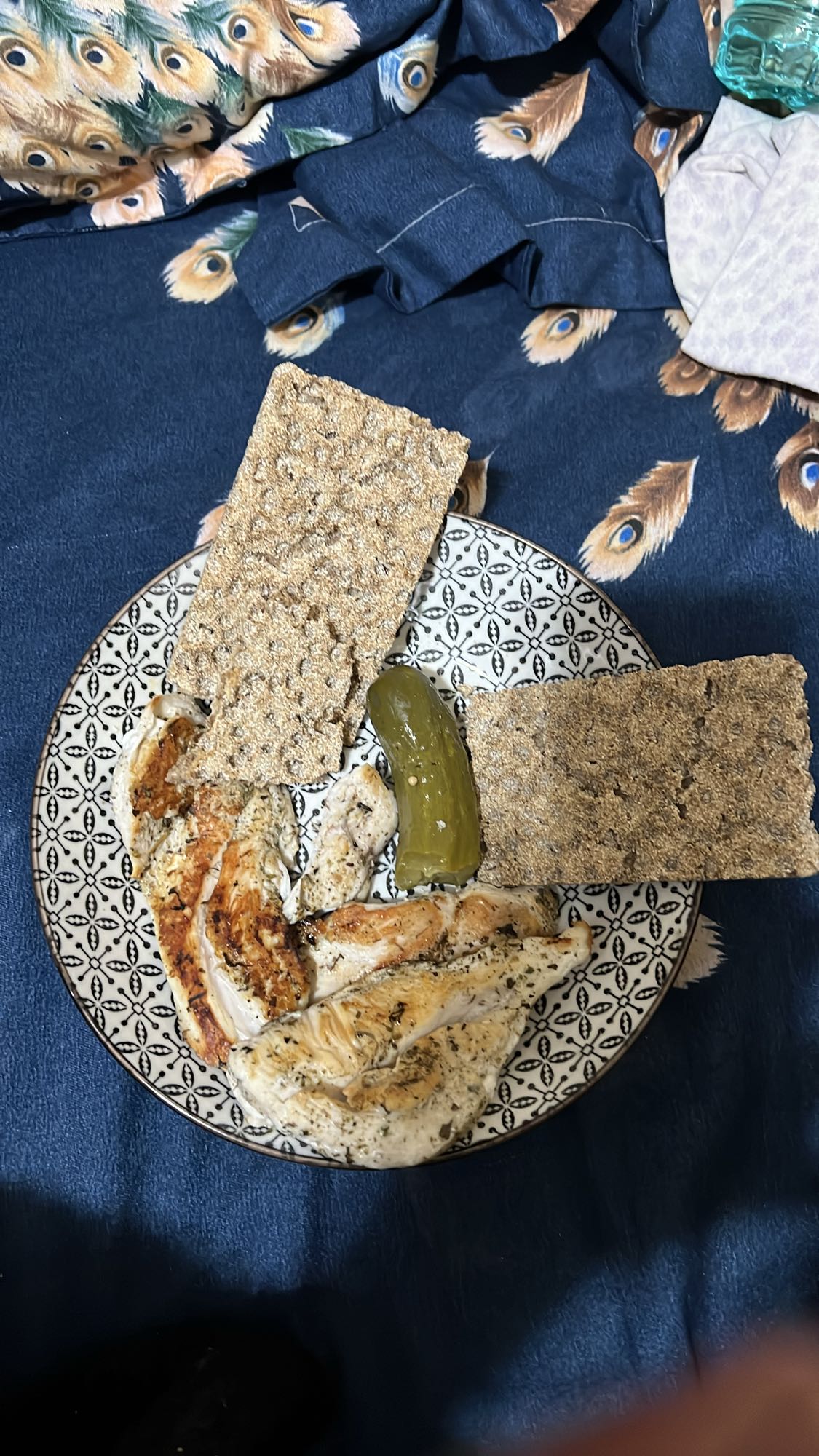 Piept de pui cu crackers și castravete