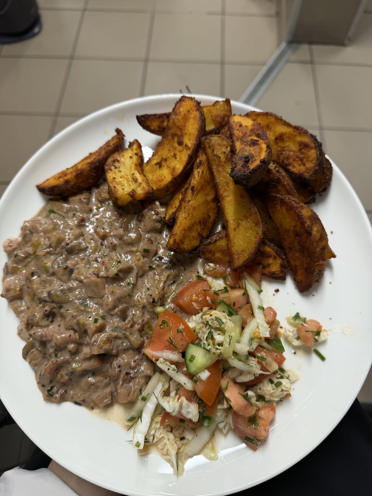 Картофель с гуляшом и салатом