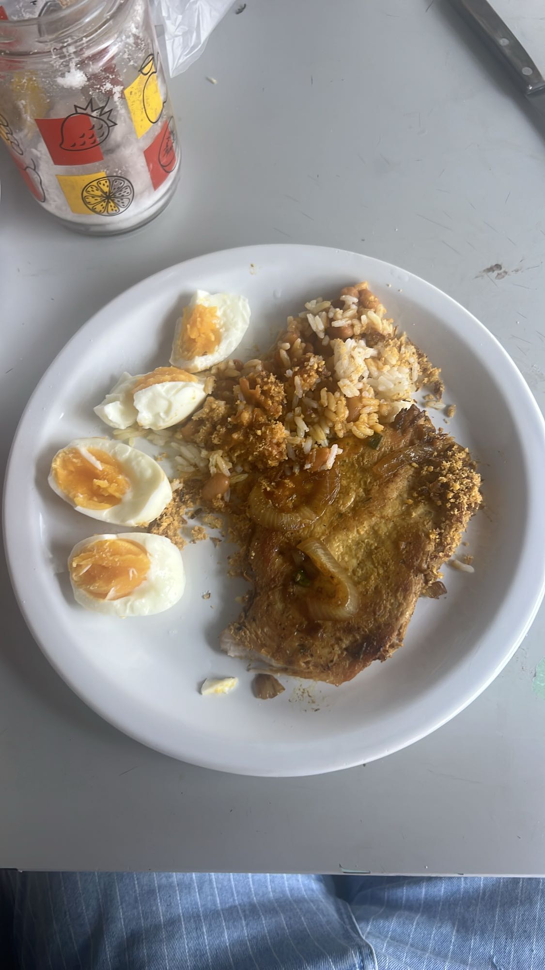 Arroz, ovo e peixe grelhado