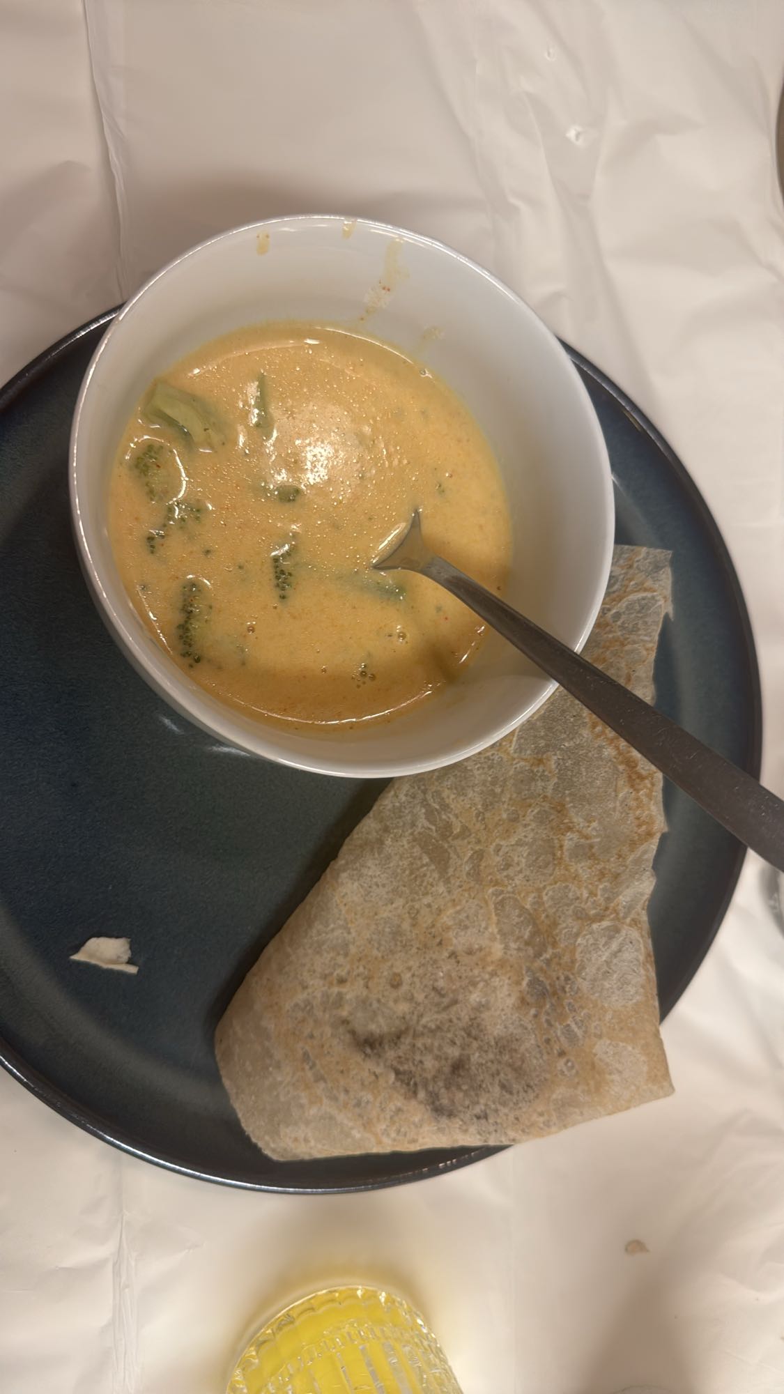 Broccolisoppa med tunnbröd