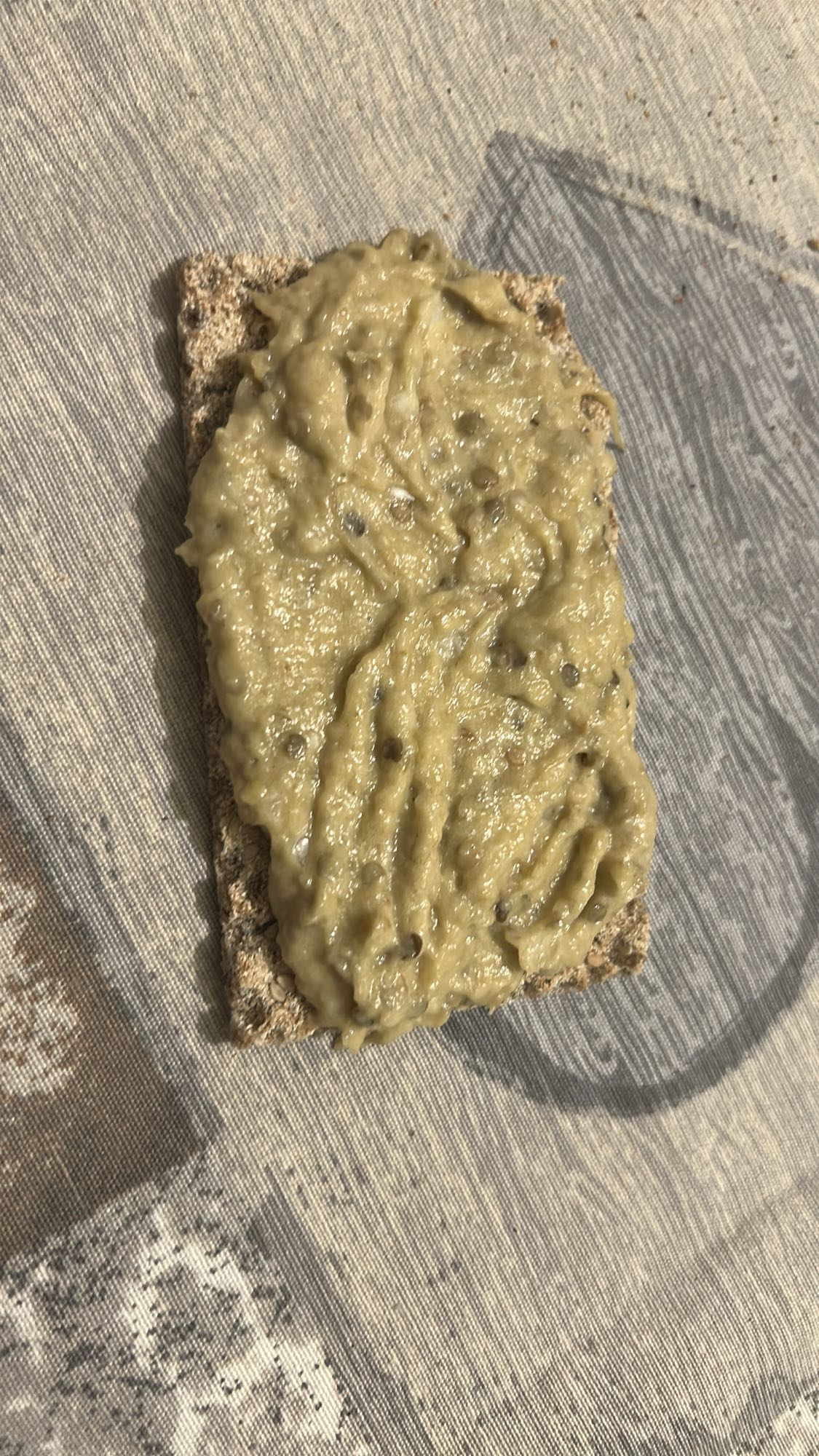 Pâine crocantă cu salată de vinete