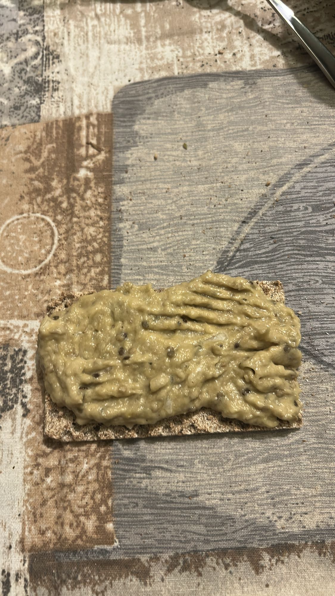 Pâine crocantă cu salată de vinete