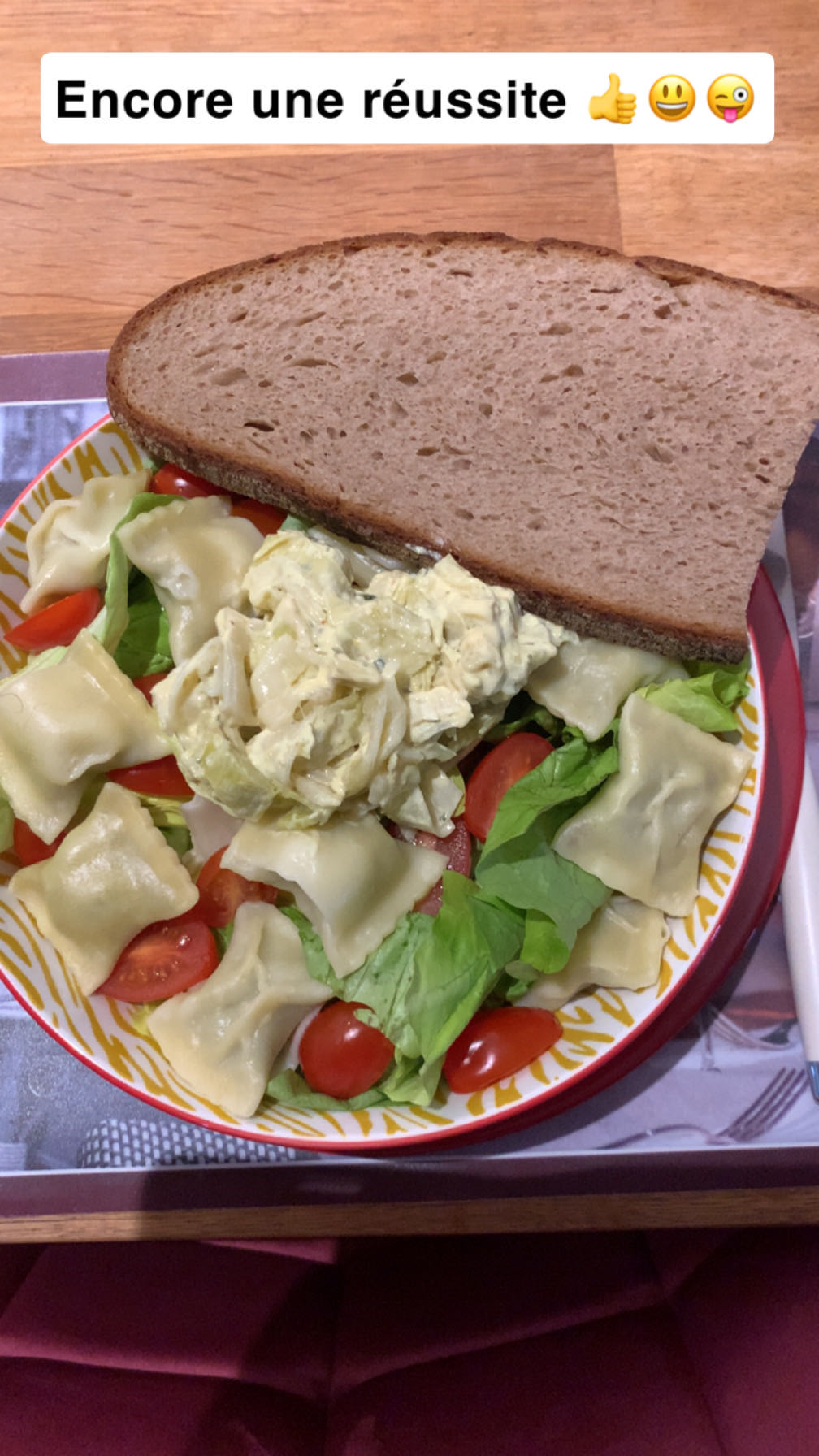 Salade raviolis et pain