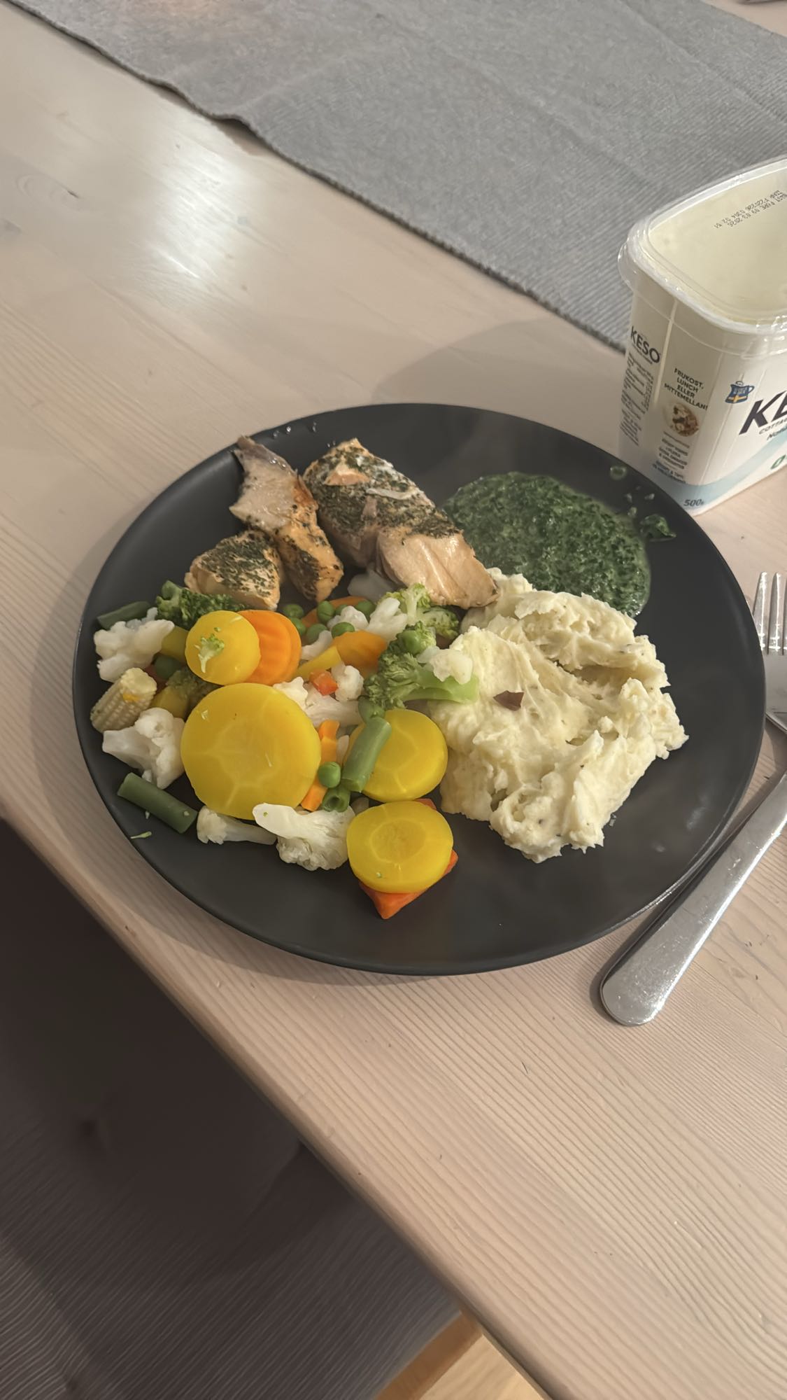 Lax med grönsaker och mos