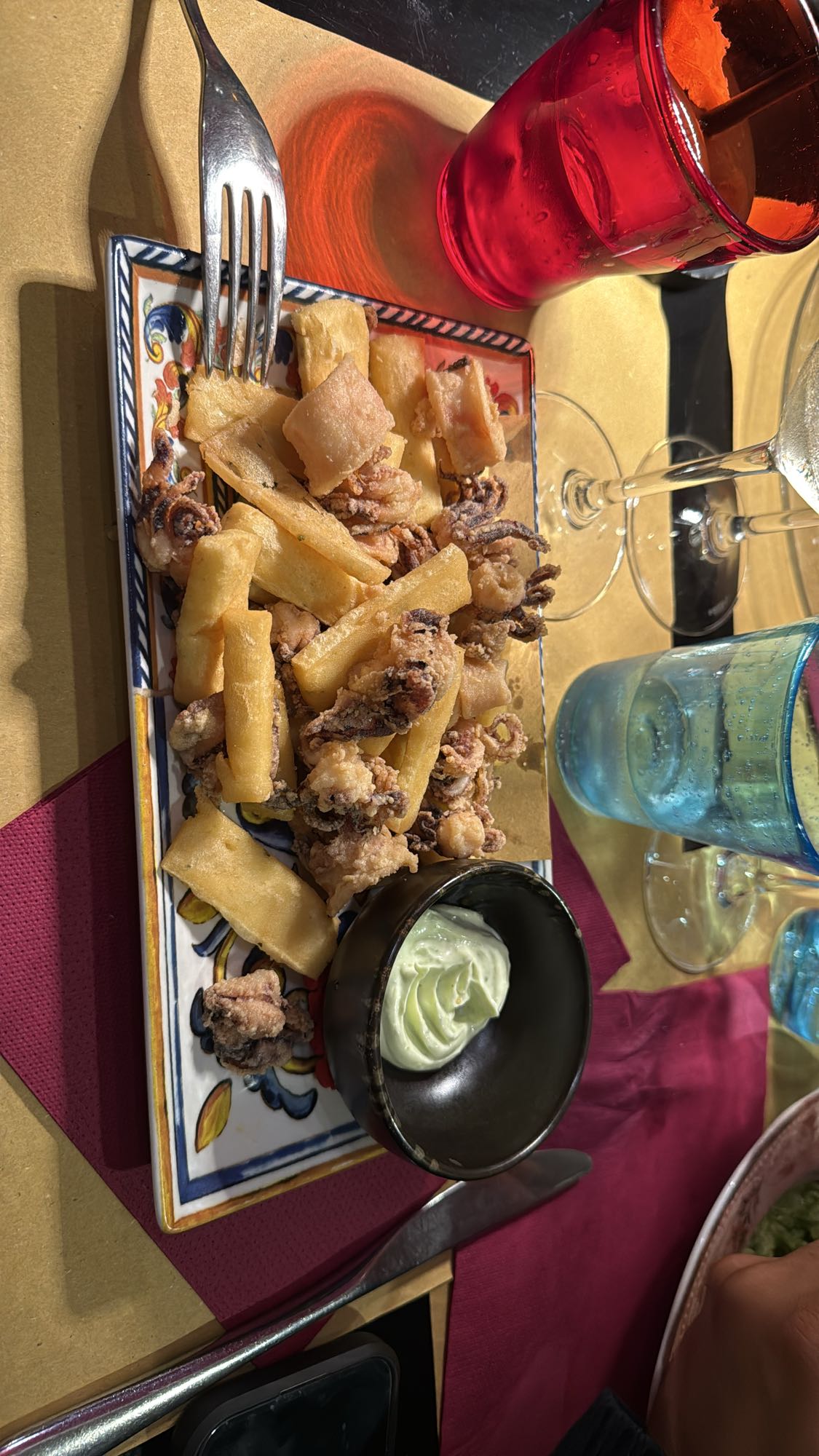 Smażone kalmary z frytkami