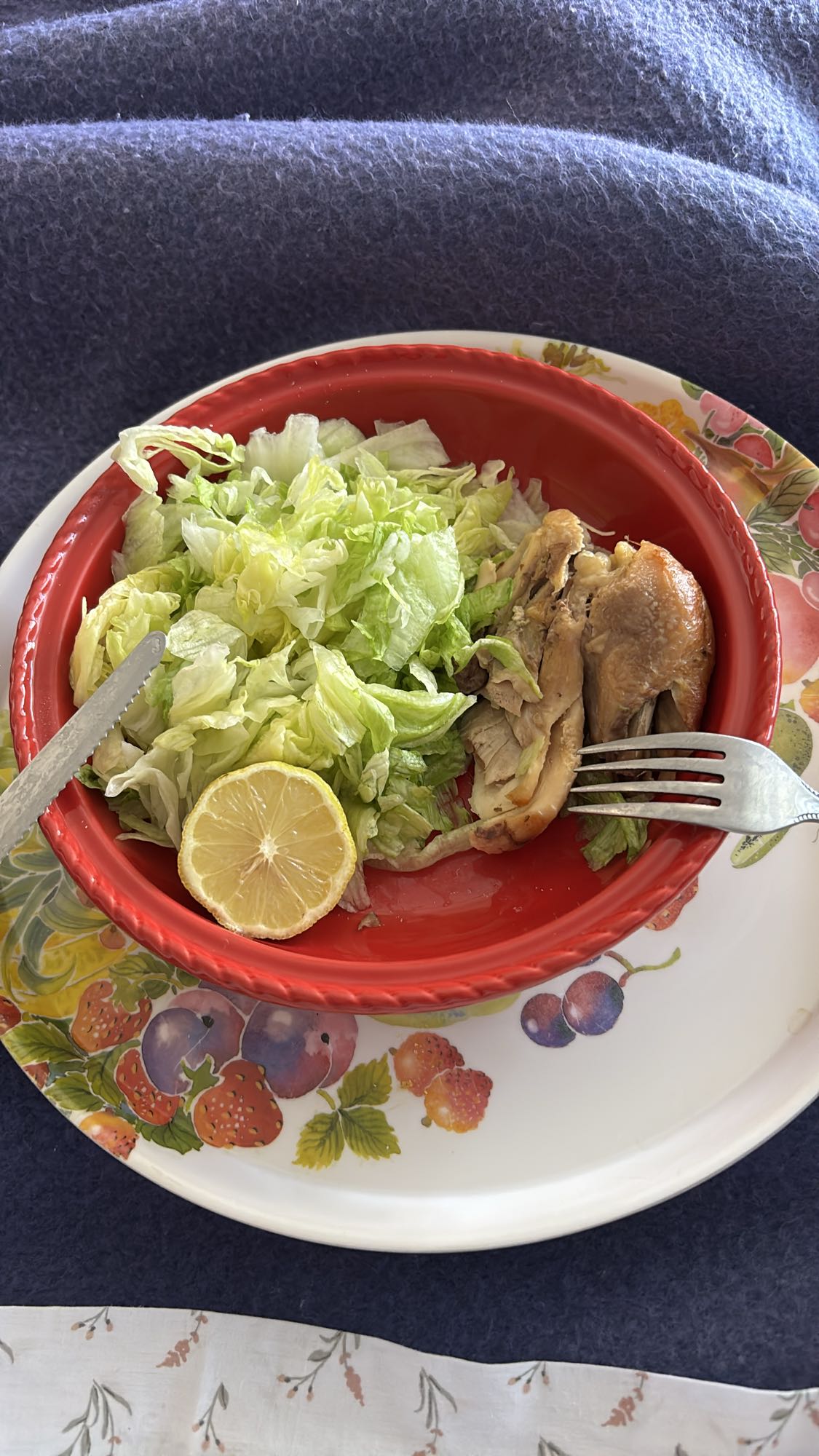 Pollo con lechuga y limón