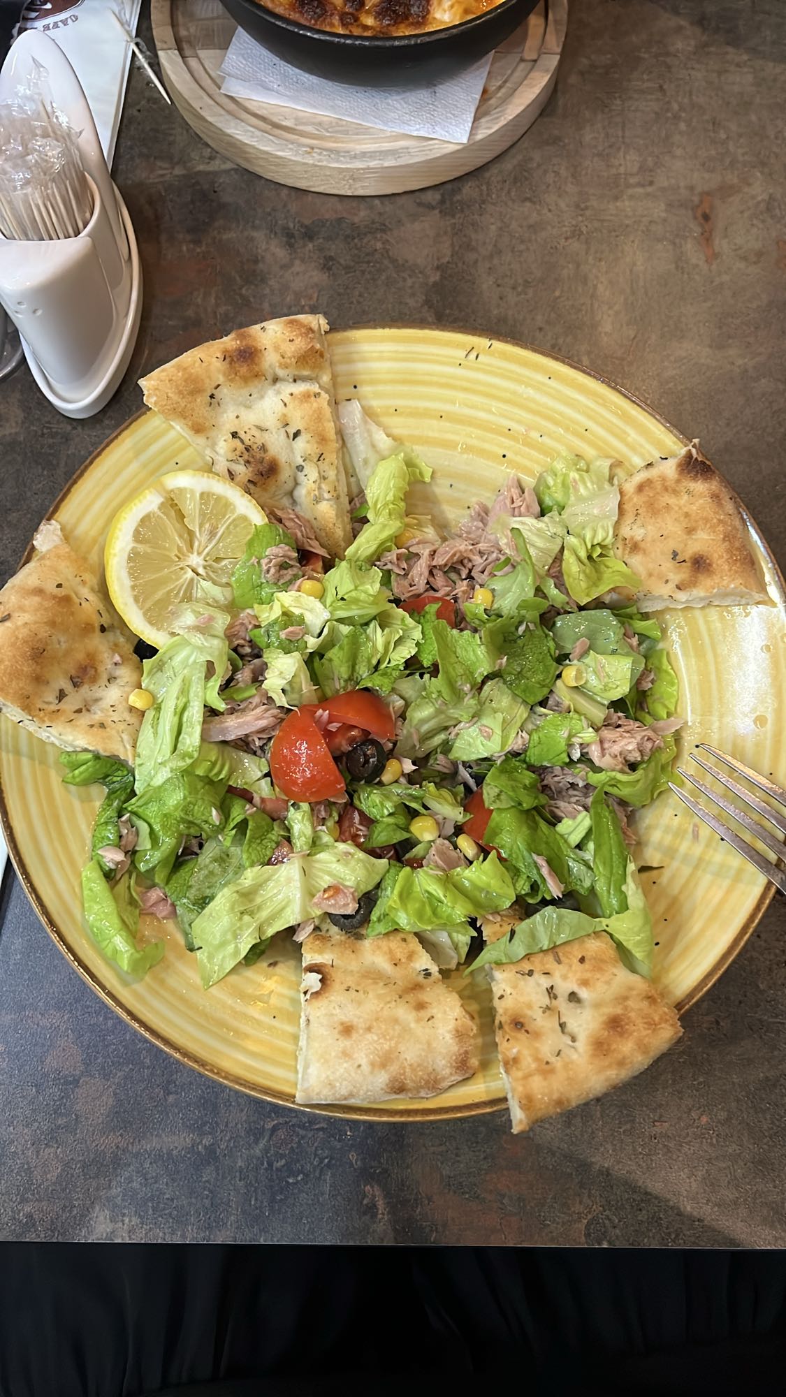 Salată cu ton și lipie