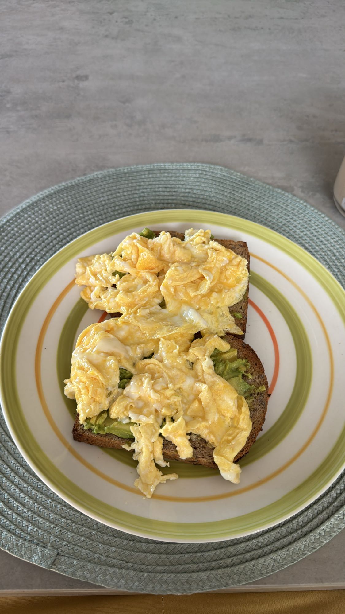 tostada con huevo y aguacate