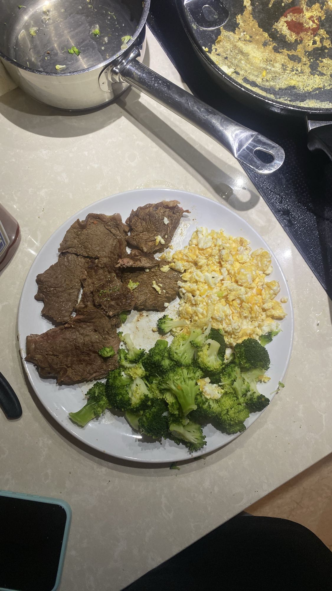 Biff, ägg och broccoli