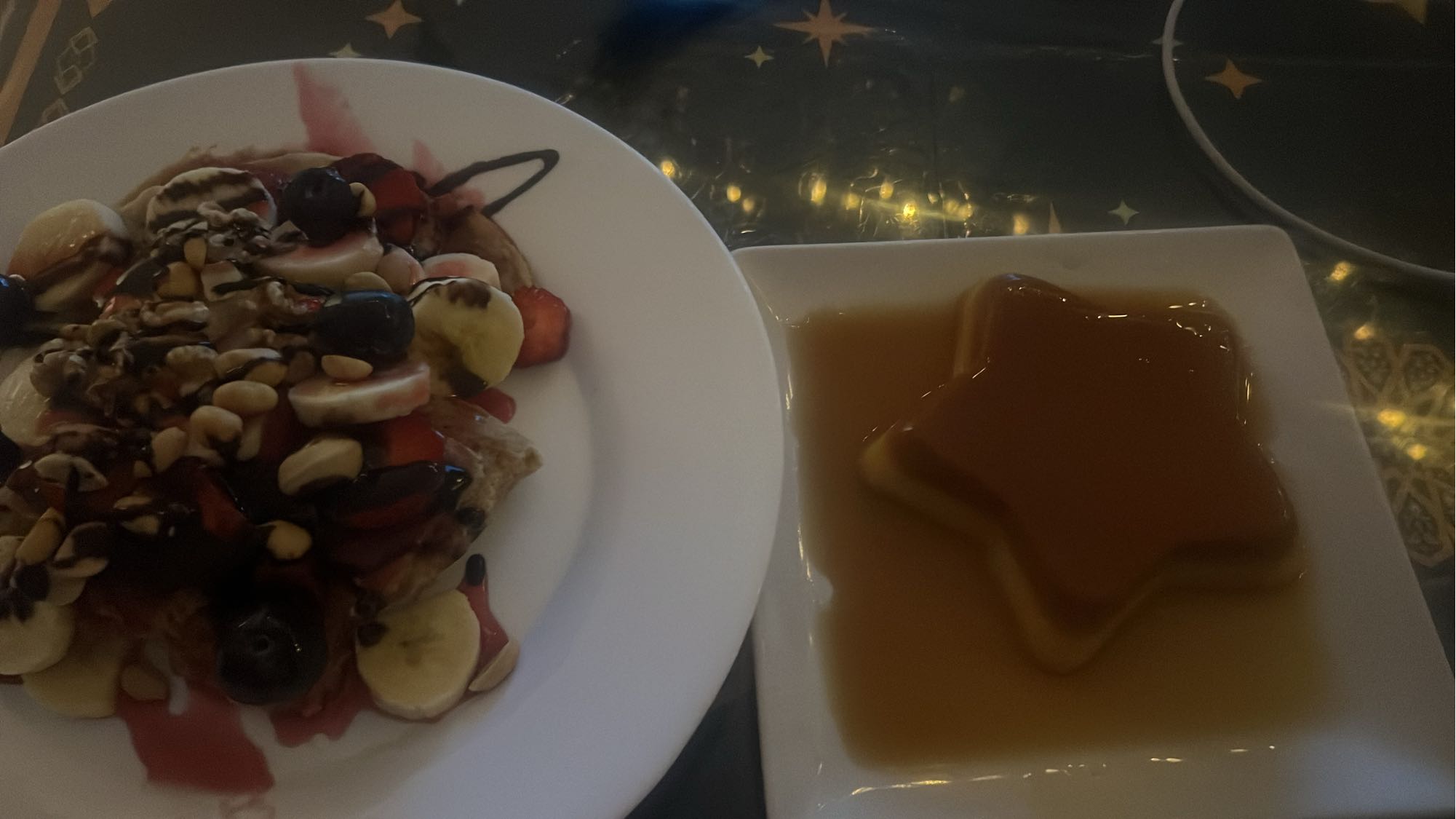 Hotcakes con frutas y flan