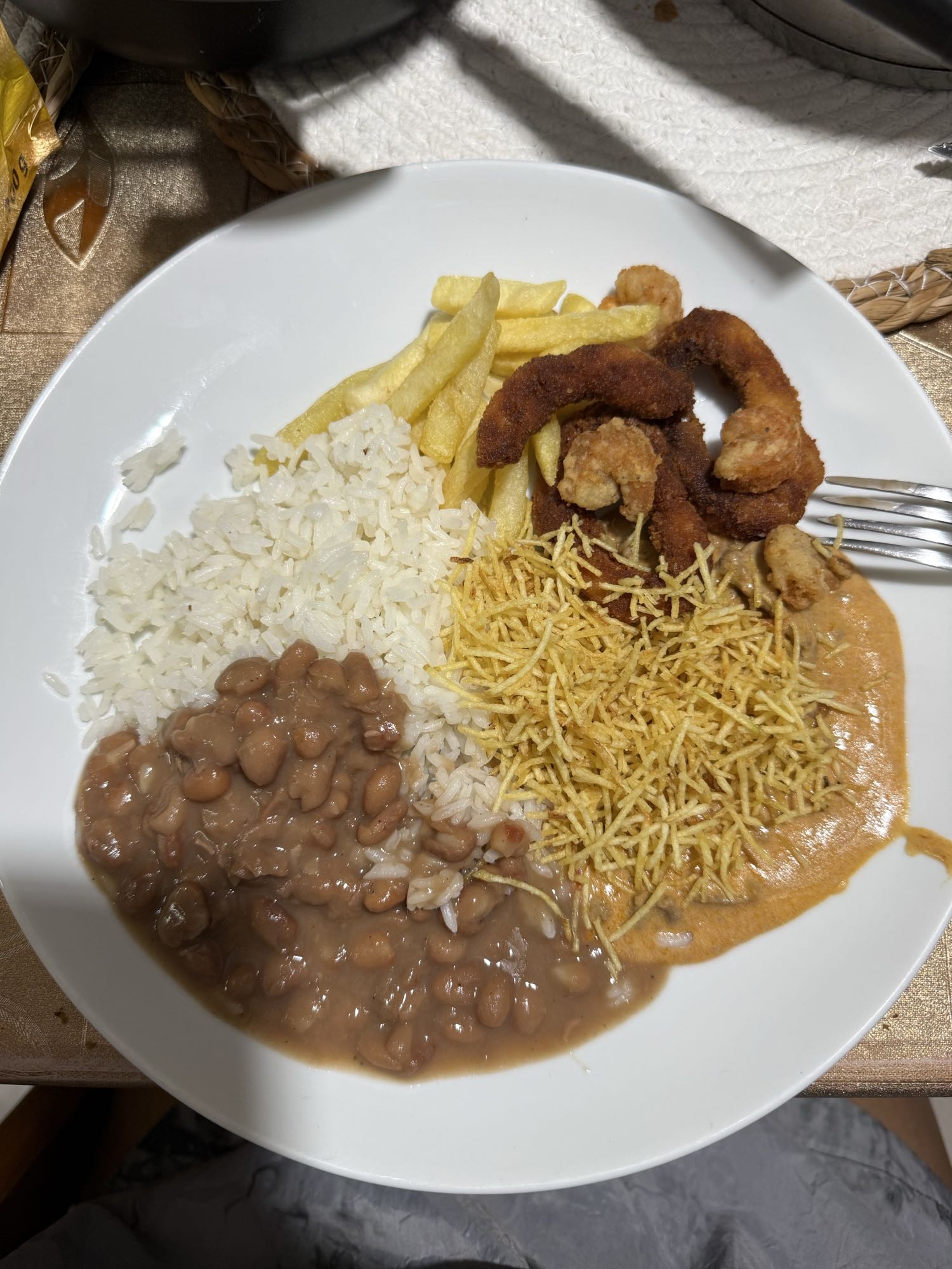 Arroz, feijão e frango à milanesa