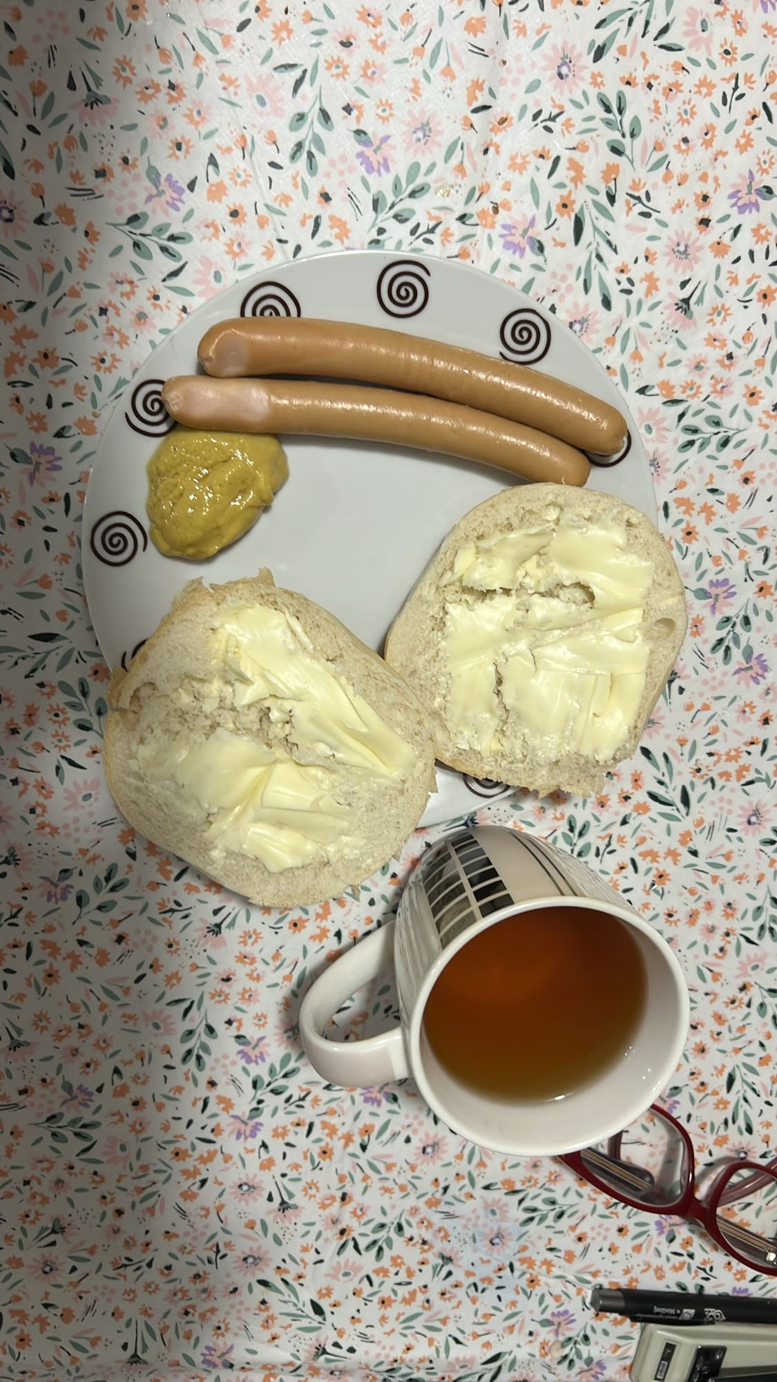 Parówki z bułką i herbatą