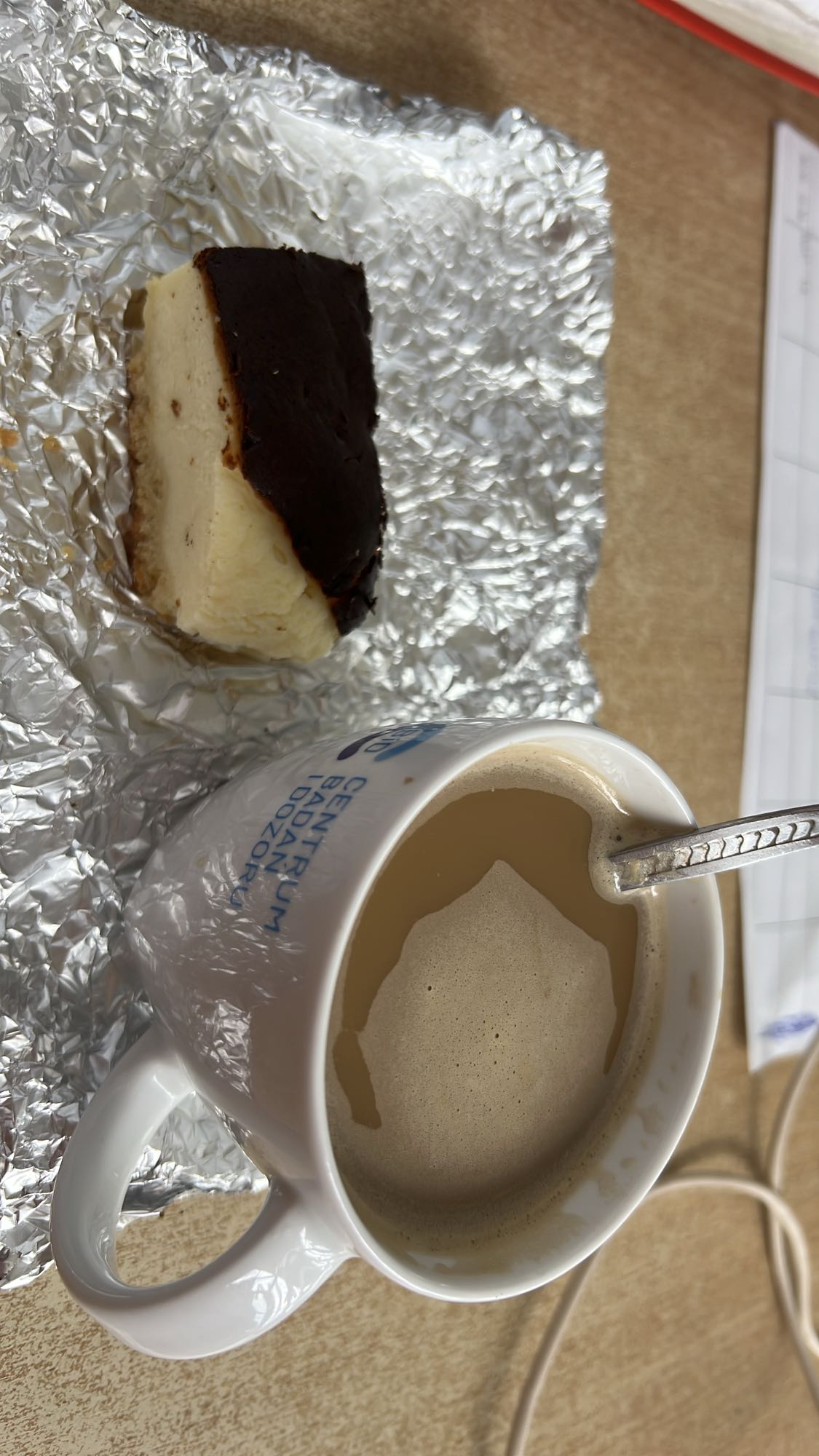 Sernik i kawa z mlekiem