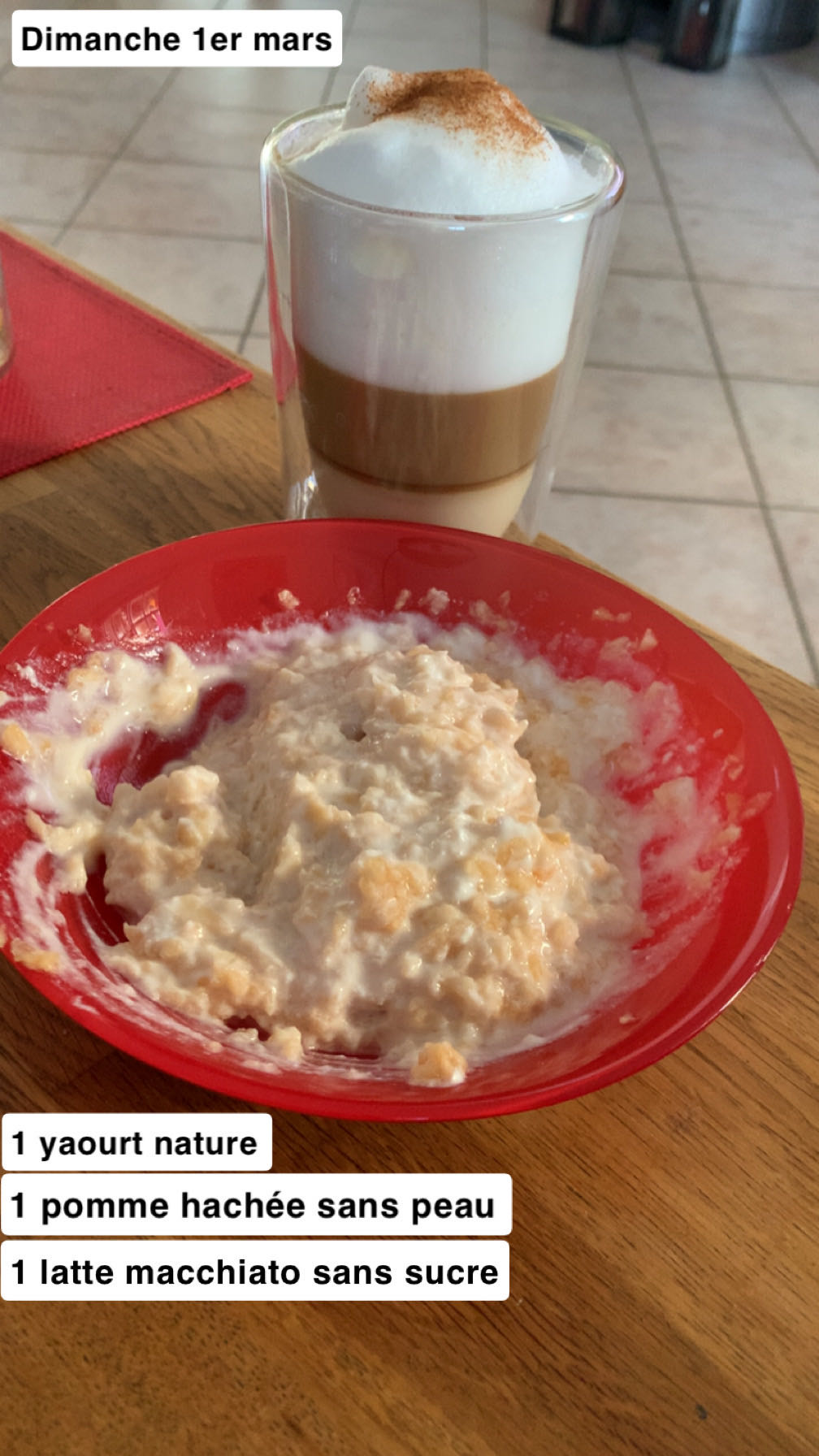 Petit-déjeuner yaourt pomme