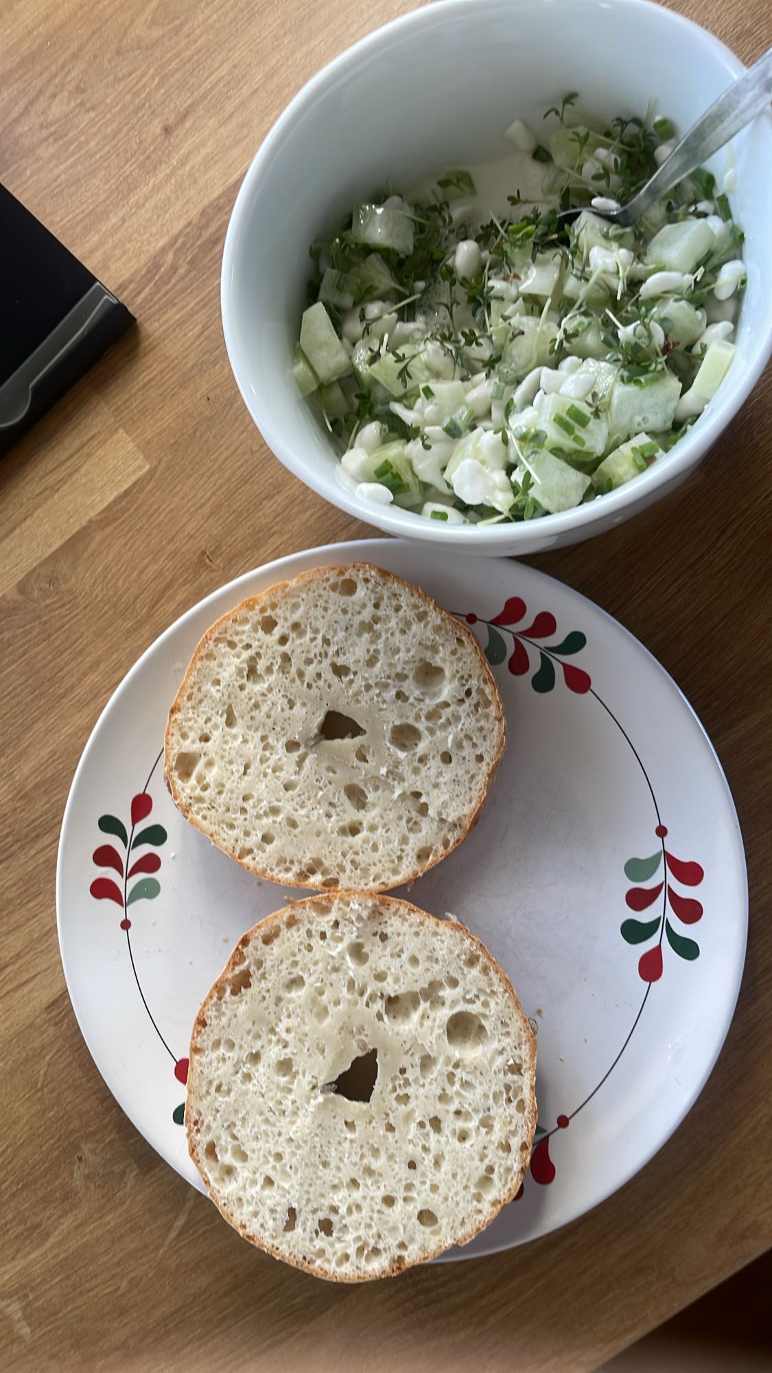 Bułka z sałatką ogórkową