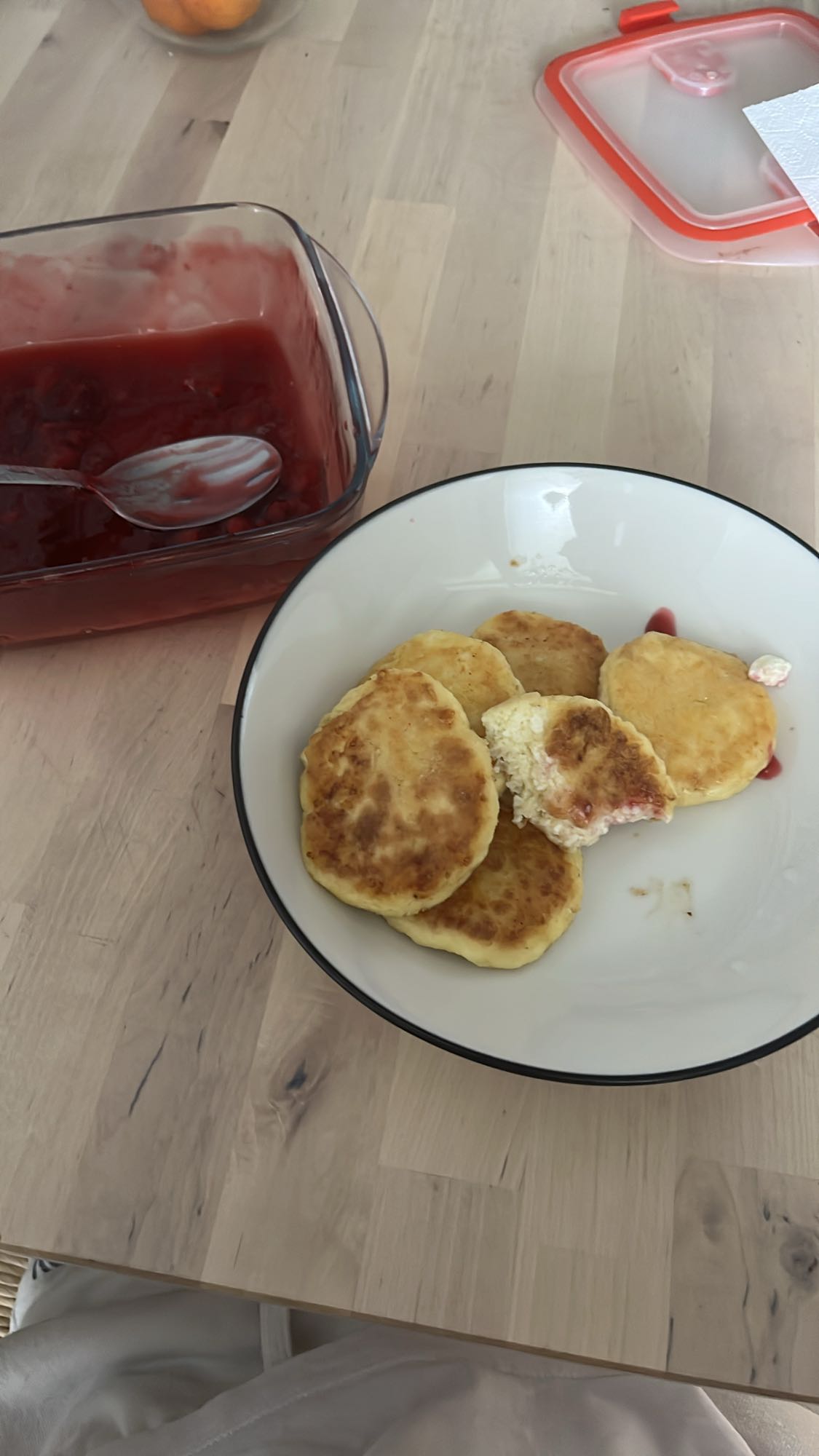 Сырники с ягодным соусом