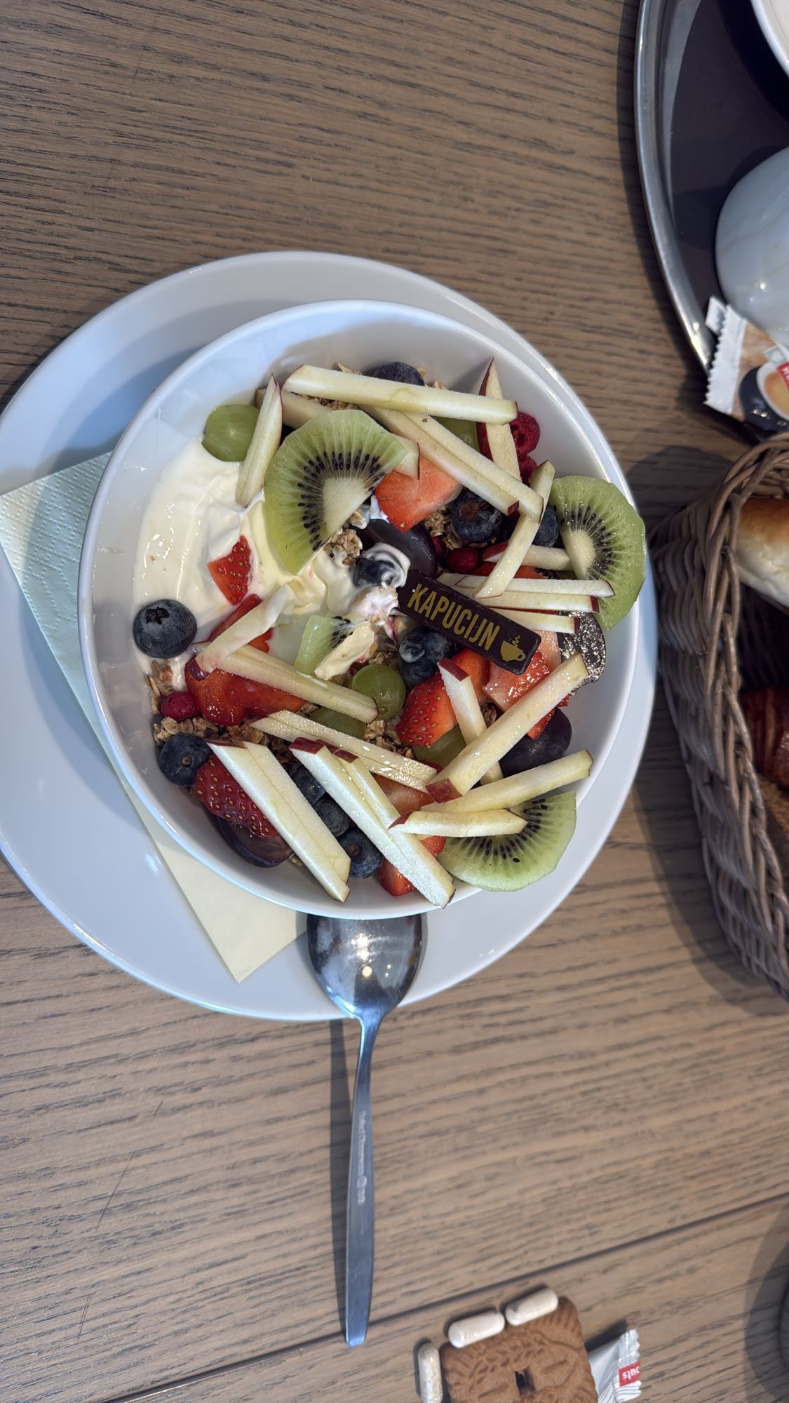 yoghurt met fruit en muesli