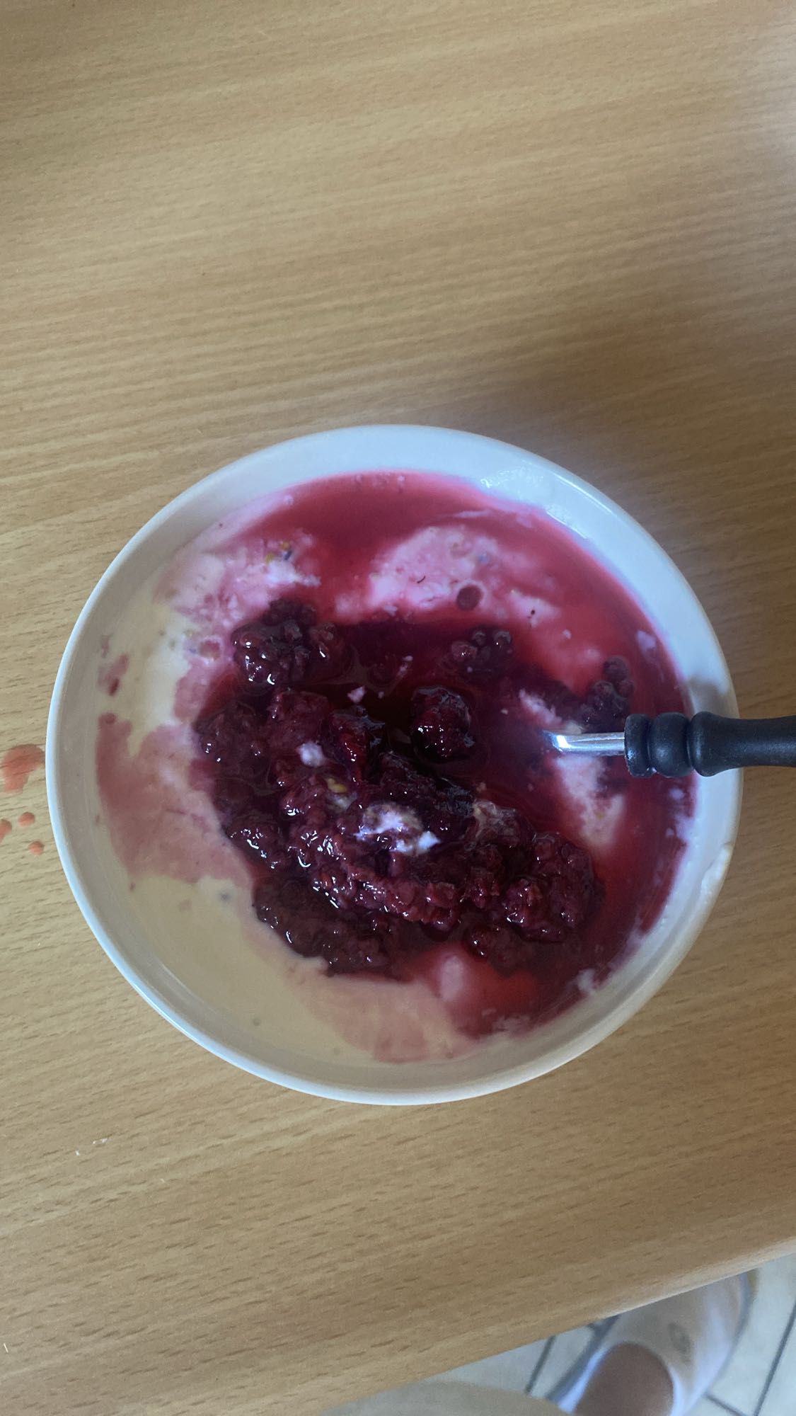 jogurt z owocami leśnymi