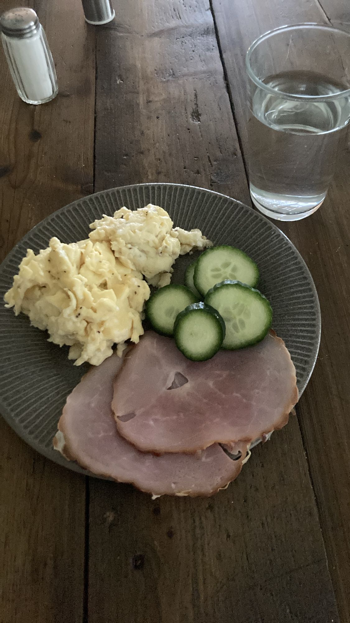 Ägg, skinka och gurka