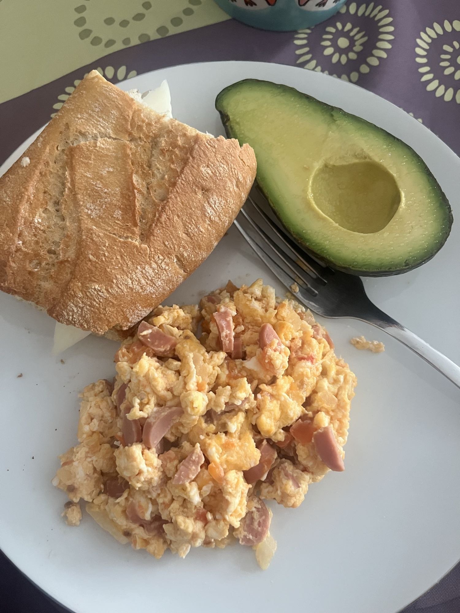 Desayuno con huevo y pan