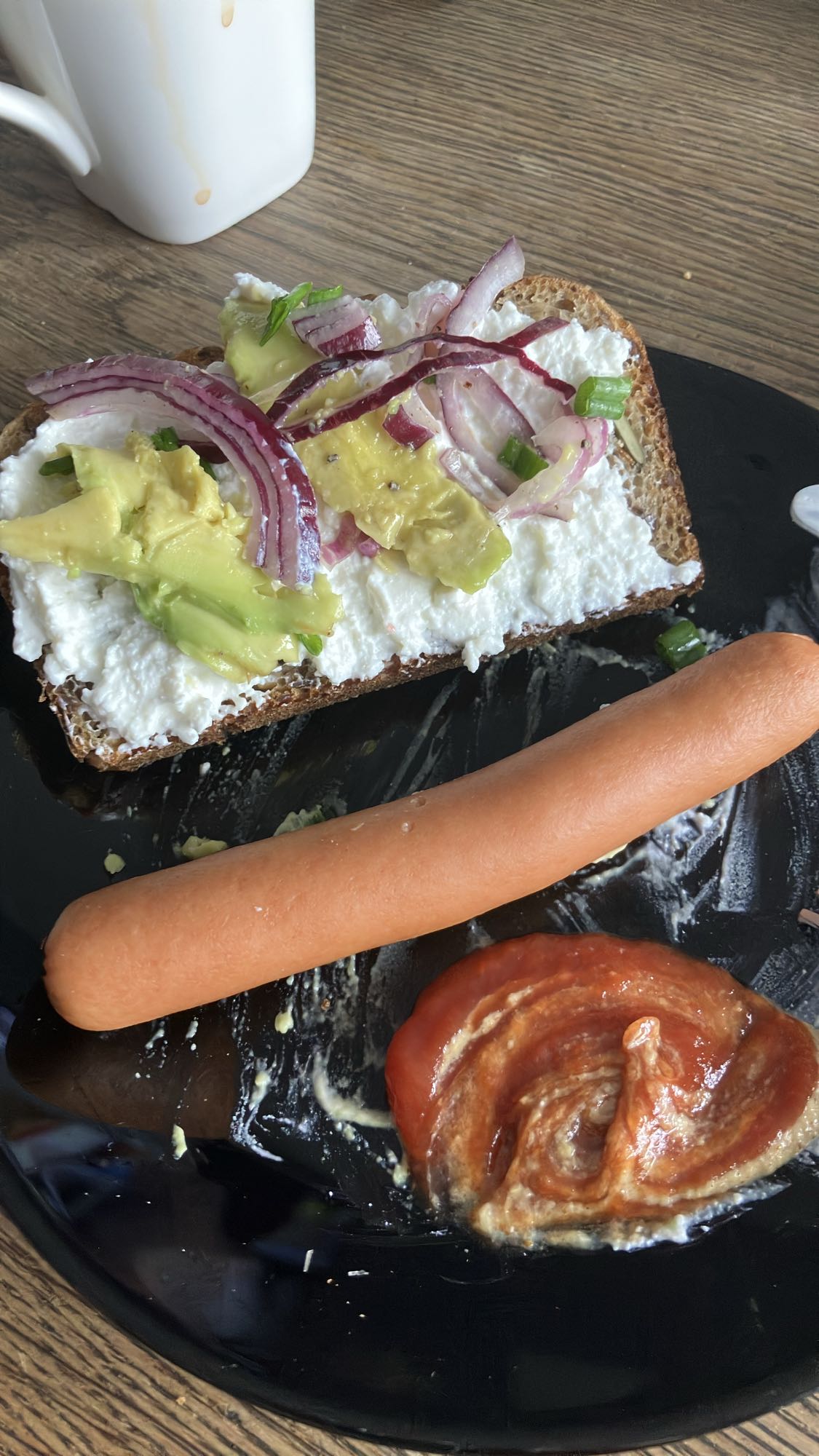 kanapka z twarogiem i parówką