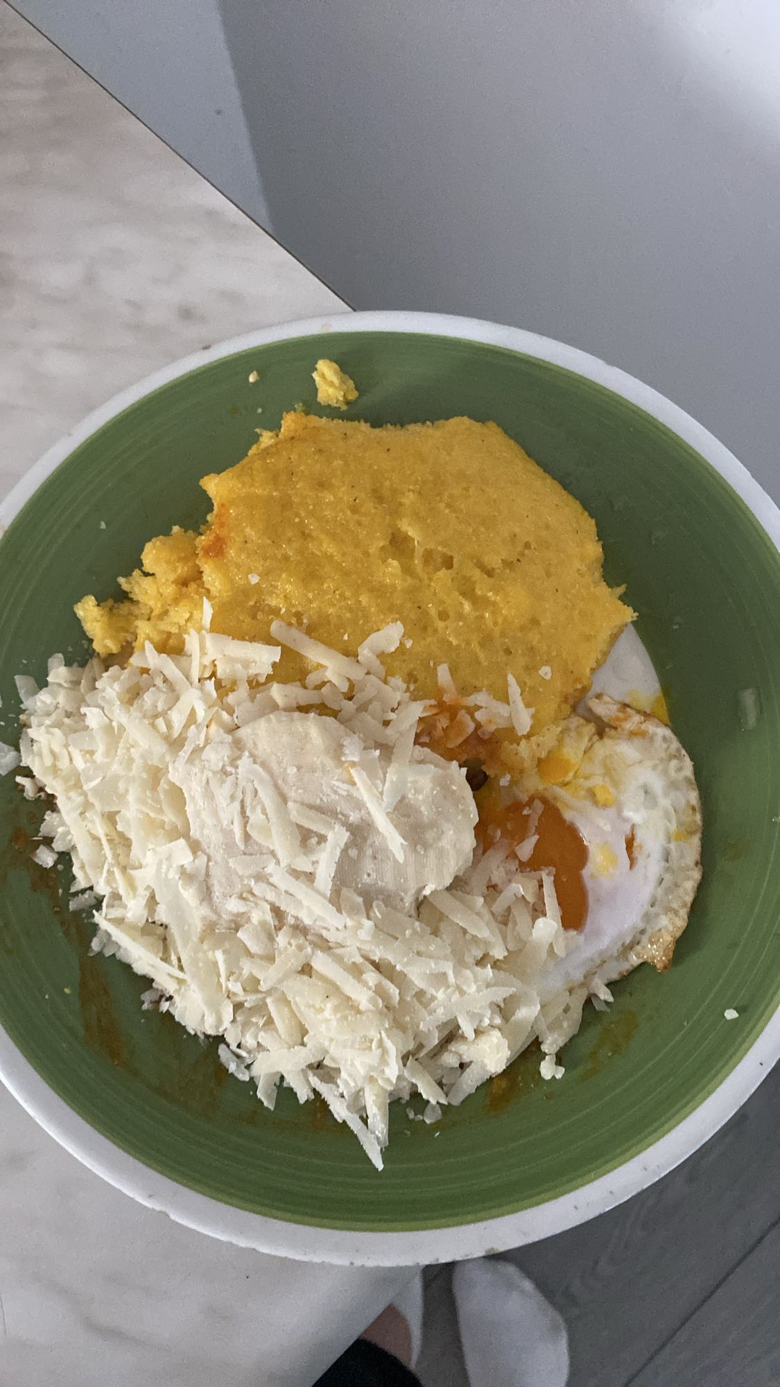 Mămăligă cu brânză și ou