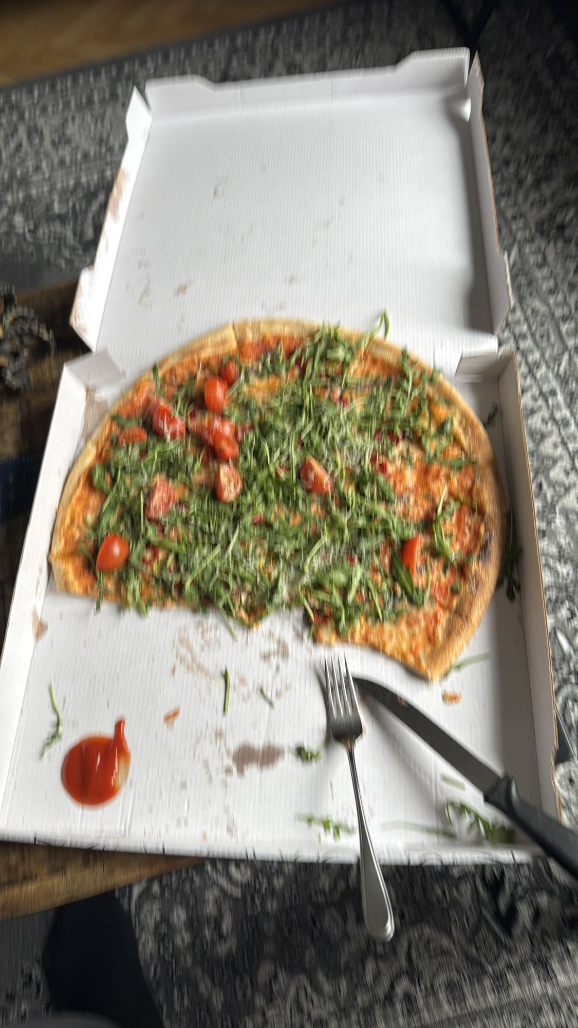 Pizza met rucola en tomaat