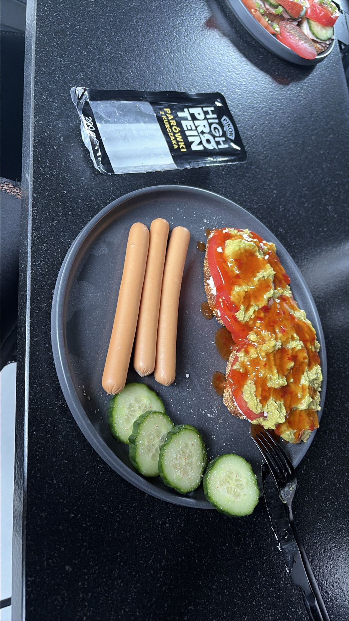 Parówki z warzywami i kanapką