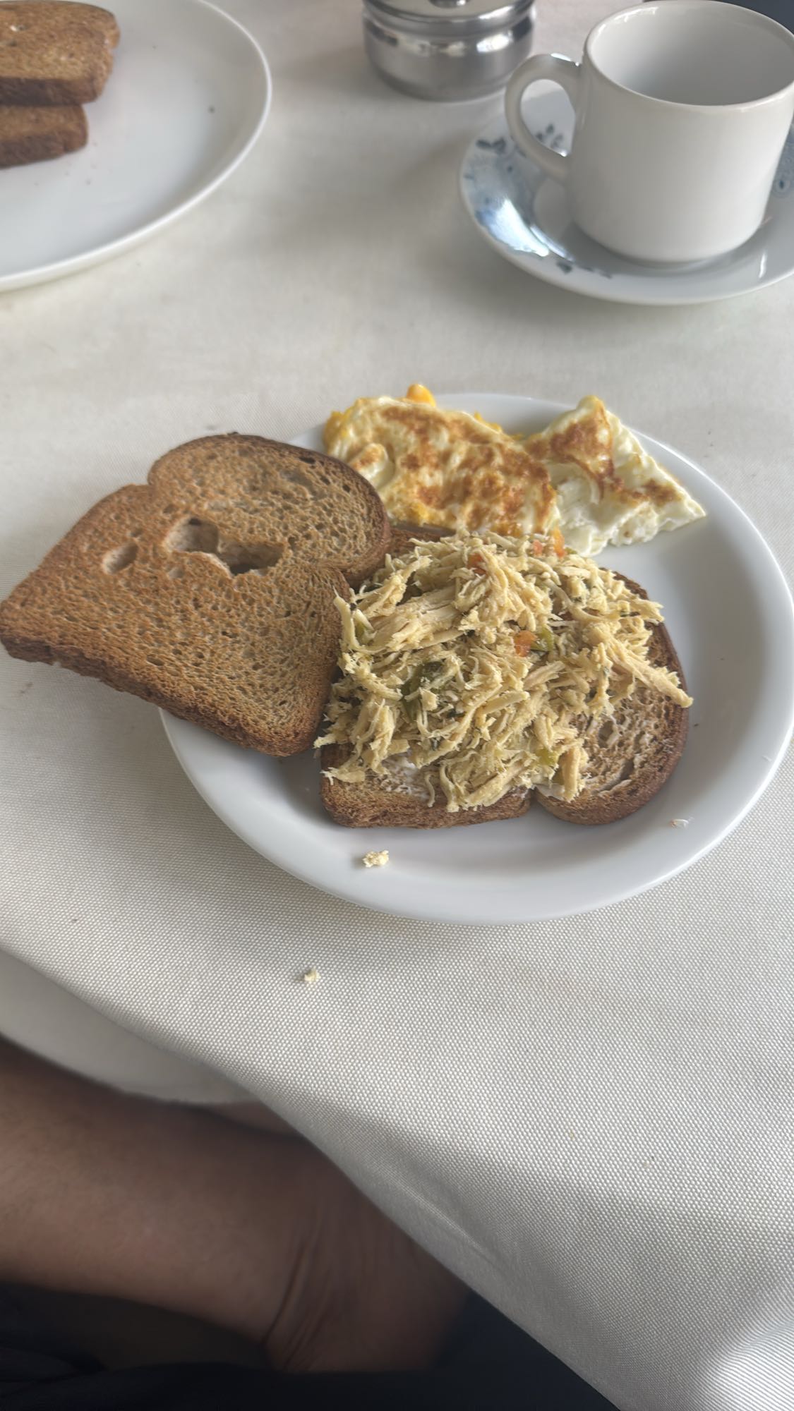 Torrada com frango e ovo