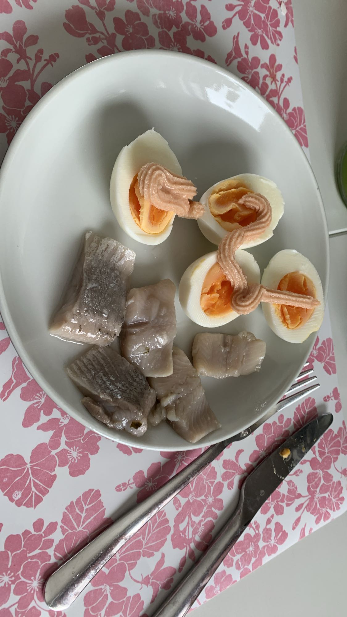 Ägg med kaviar och sill