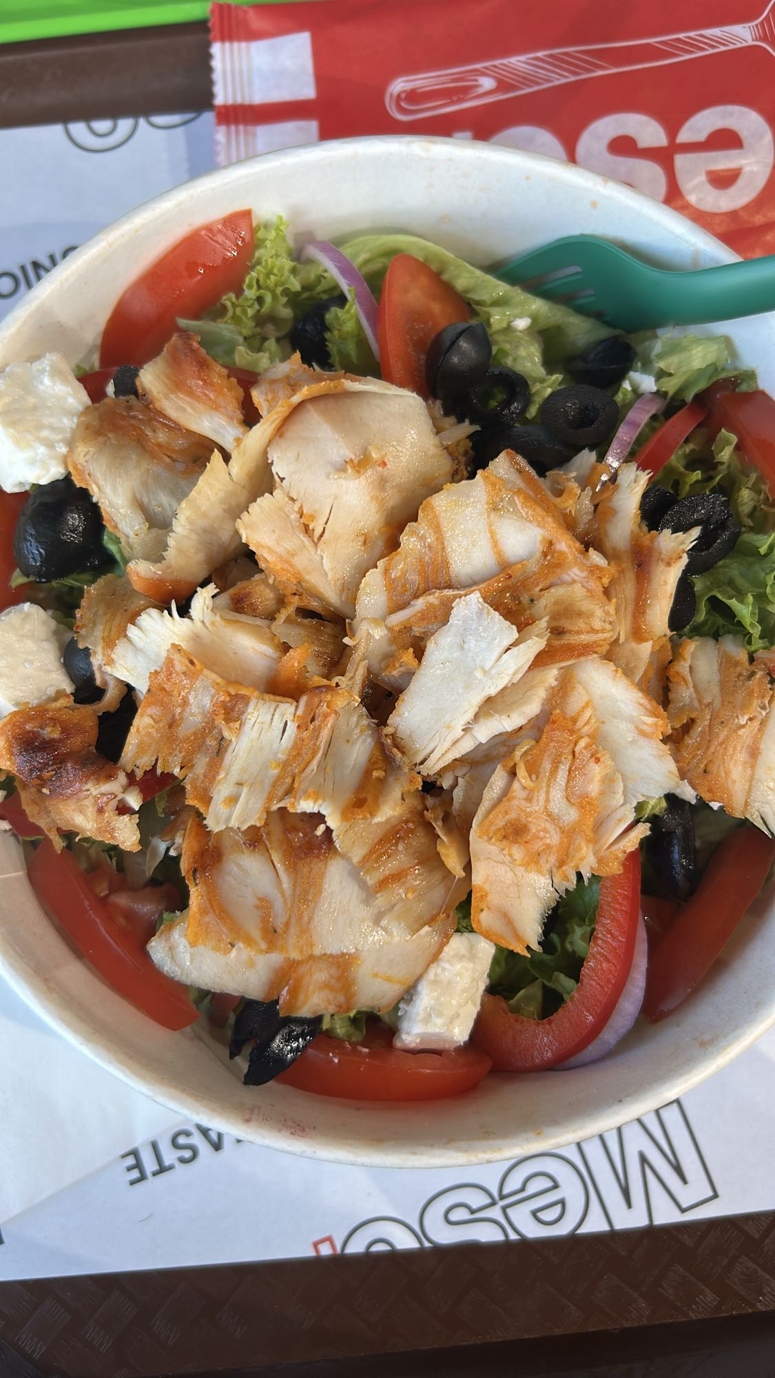 Salată cu pui și brânză feta