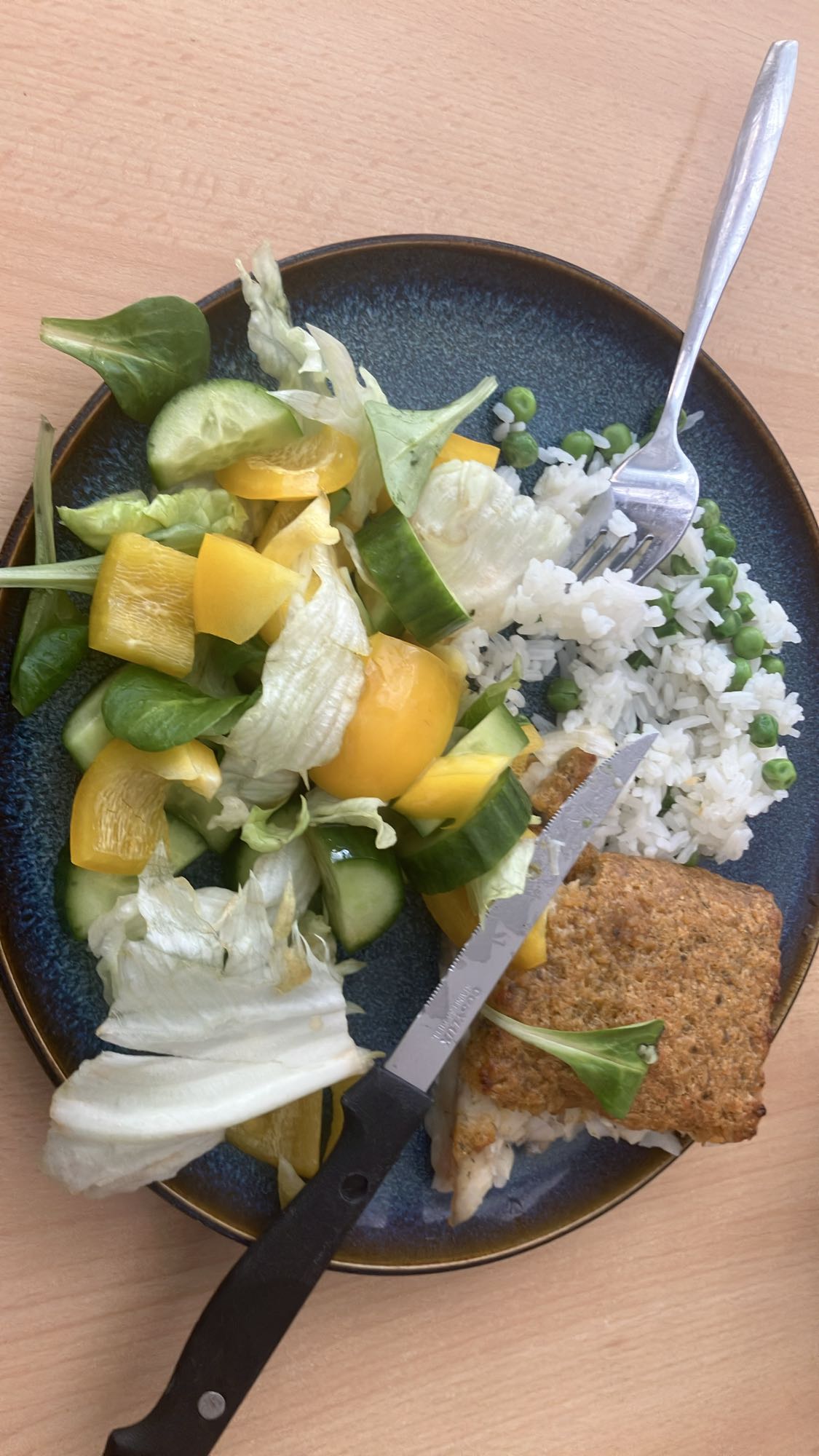 Peixe empanado com salada