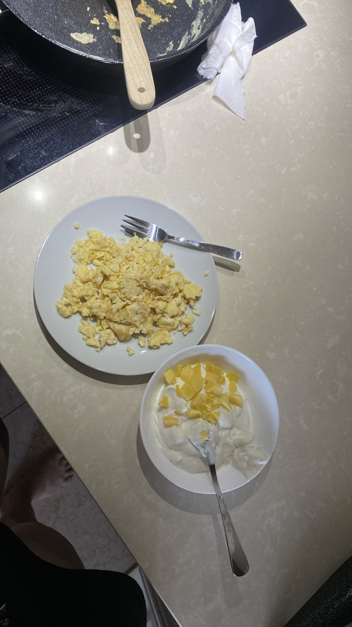 Äggröra med yoghurt och mango