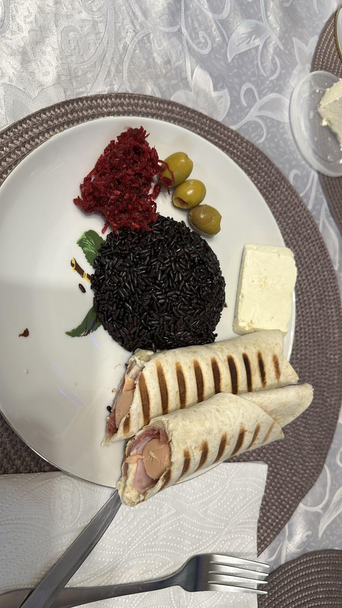 Platou cu wrap, orez și brânză