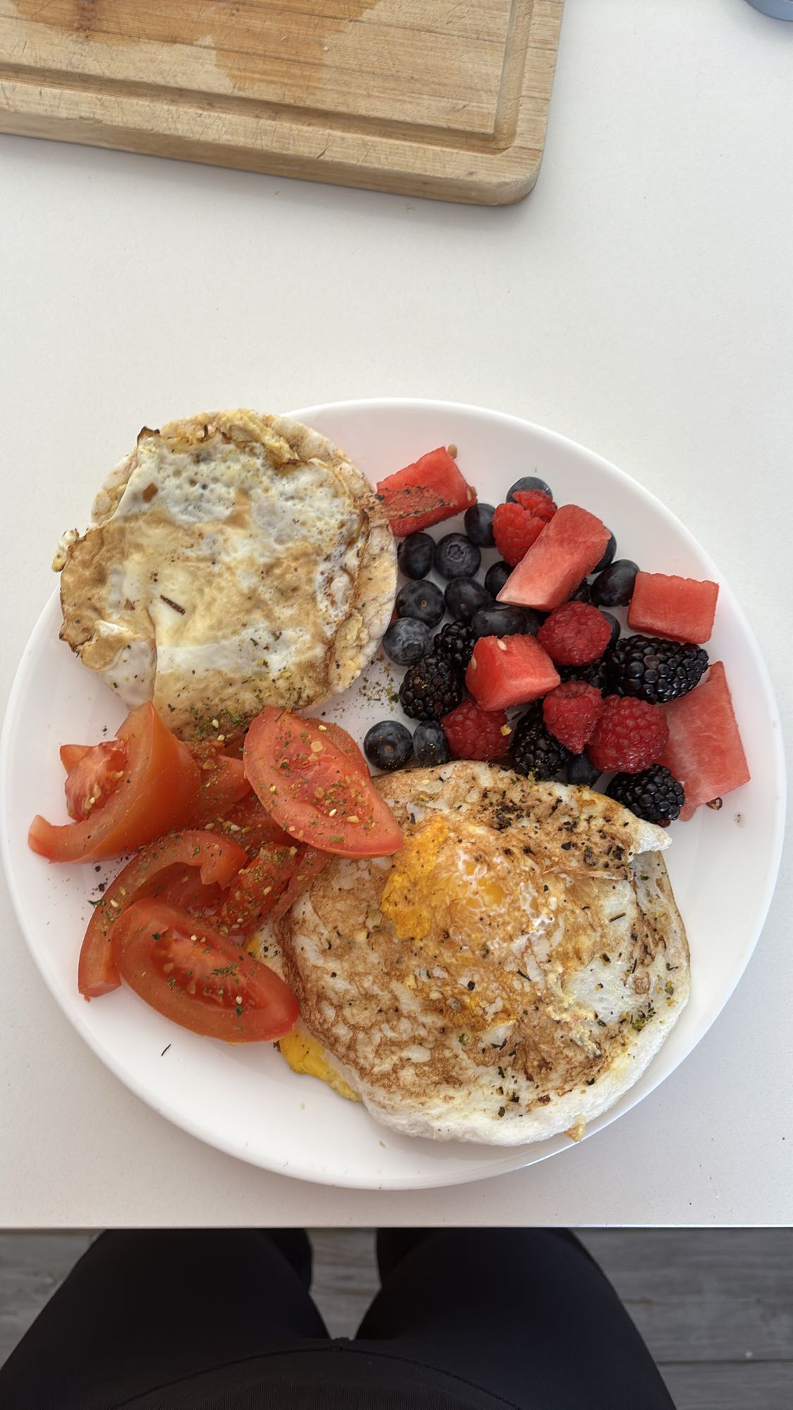 Petit-déjeuner œufs et fruits