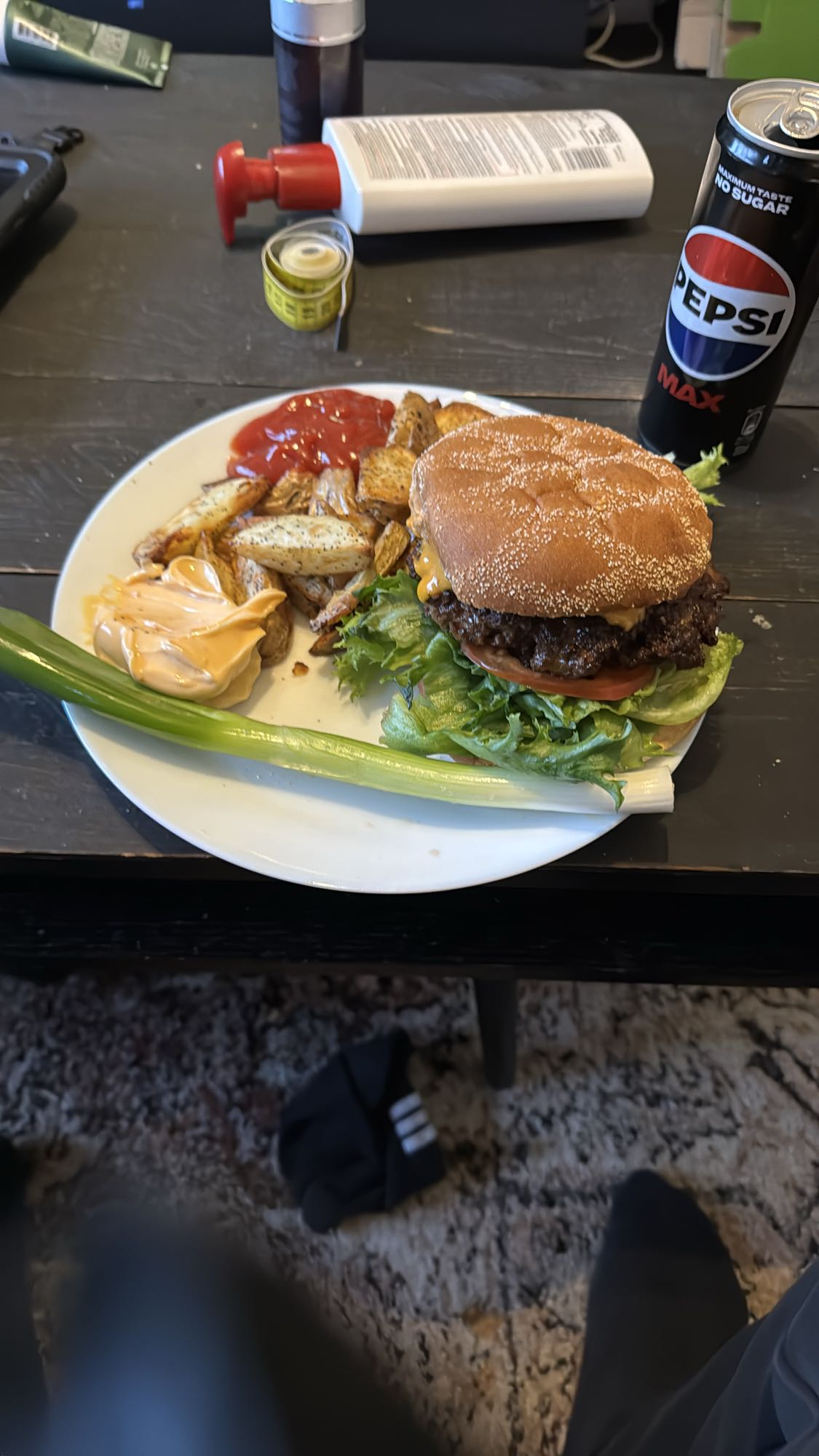 Hamburgertallrik med pommes