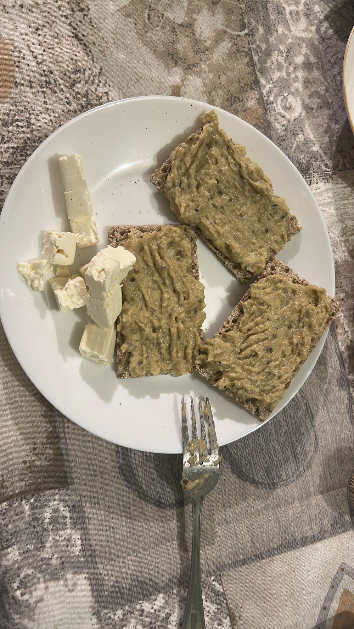 Pâine crocantă cu salată de vinete și brânză