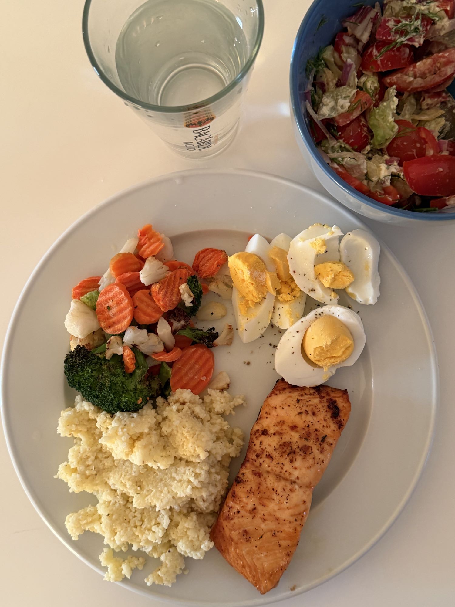 Лосось с яйцом и салатом