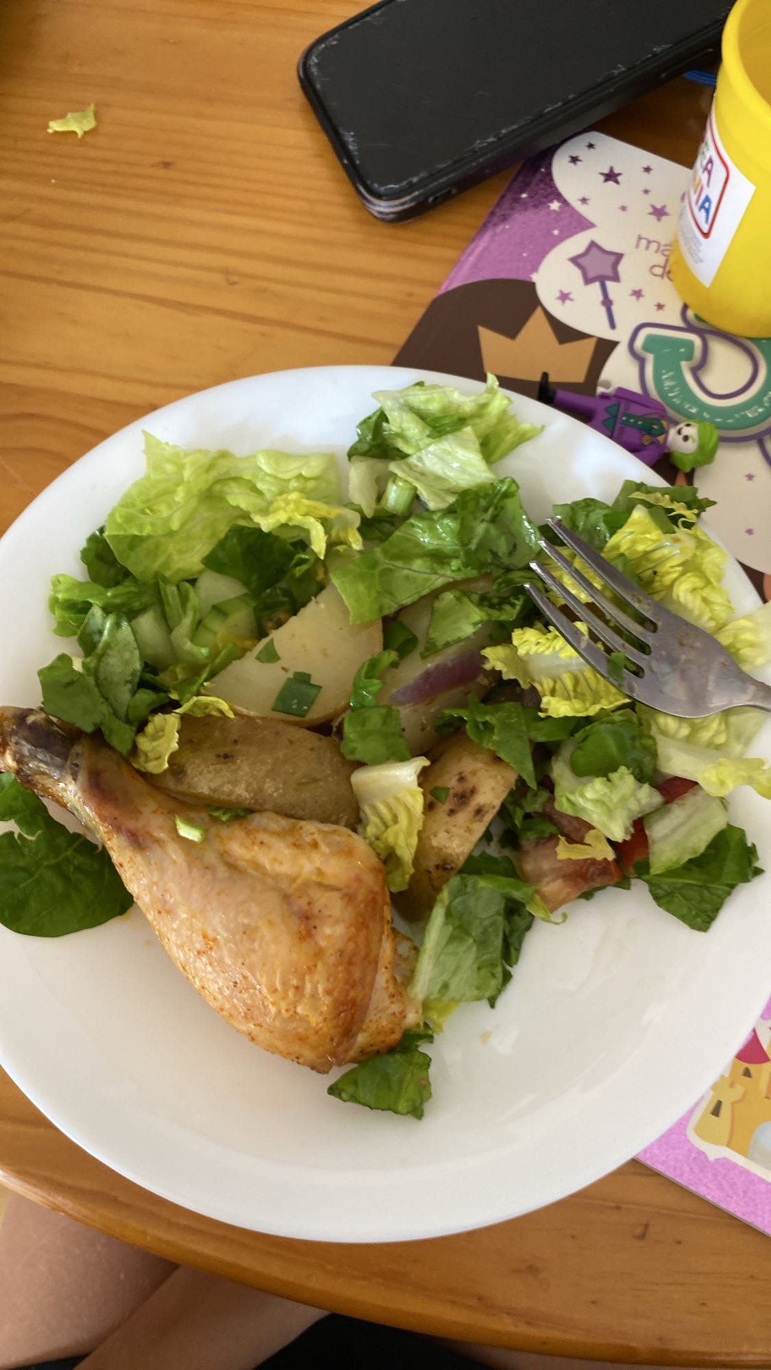 Курица с картофелем и салатом