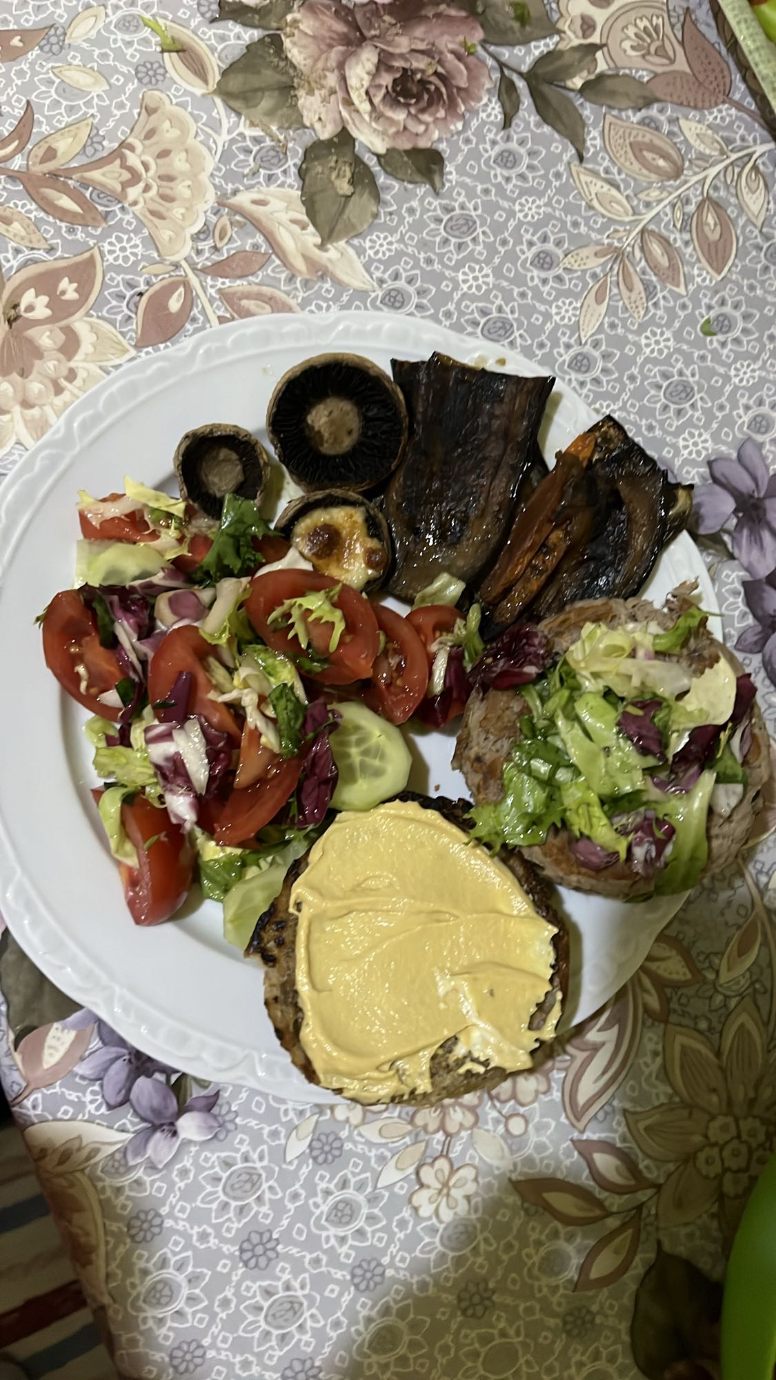 Burger vegetal cu salată