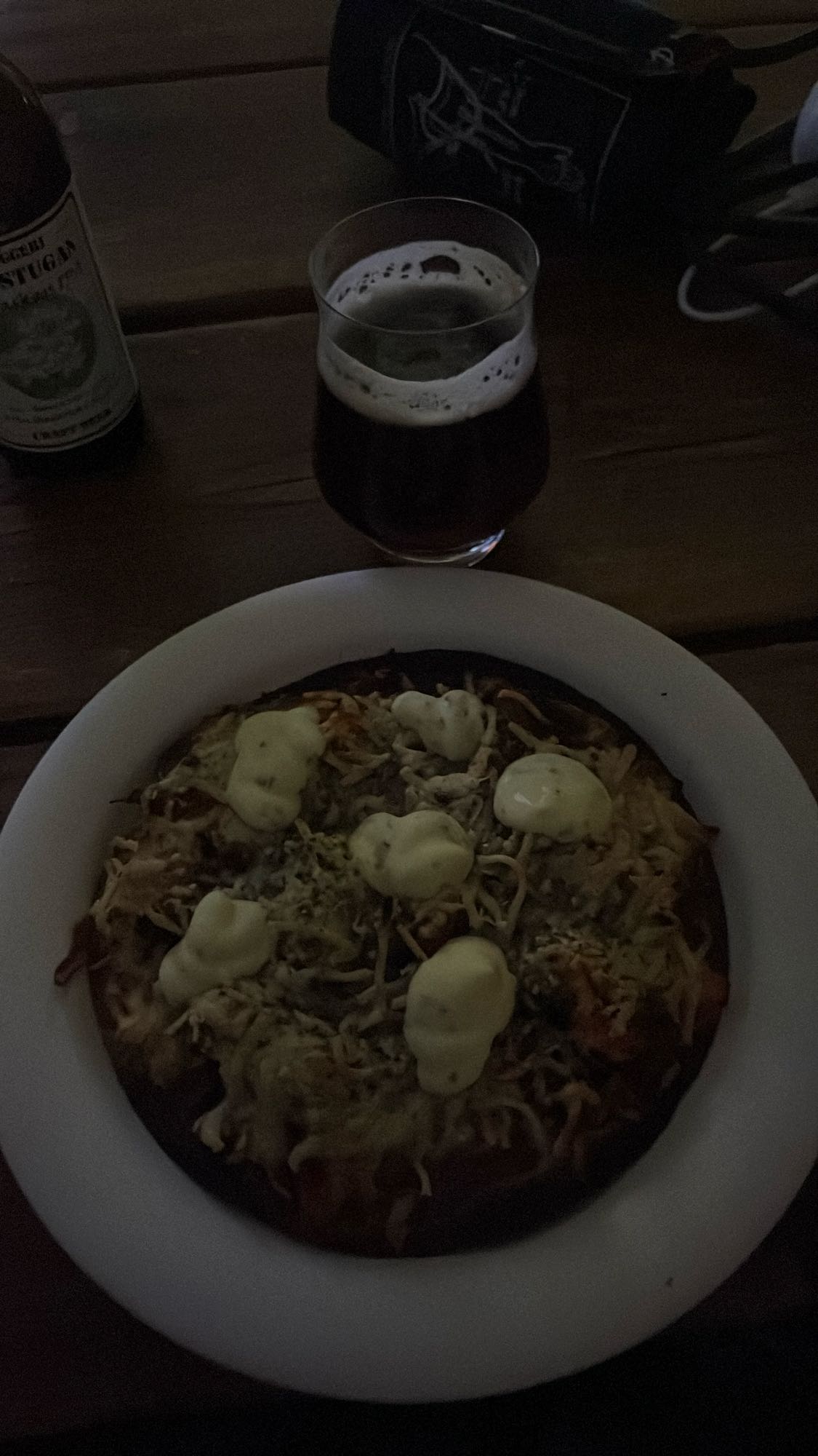 Pizza med ost och öl